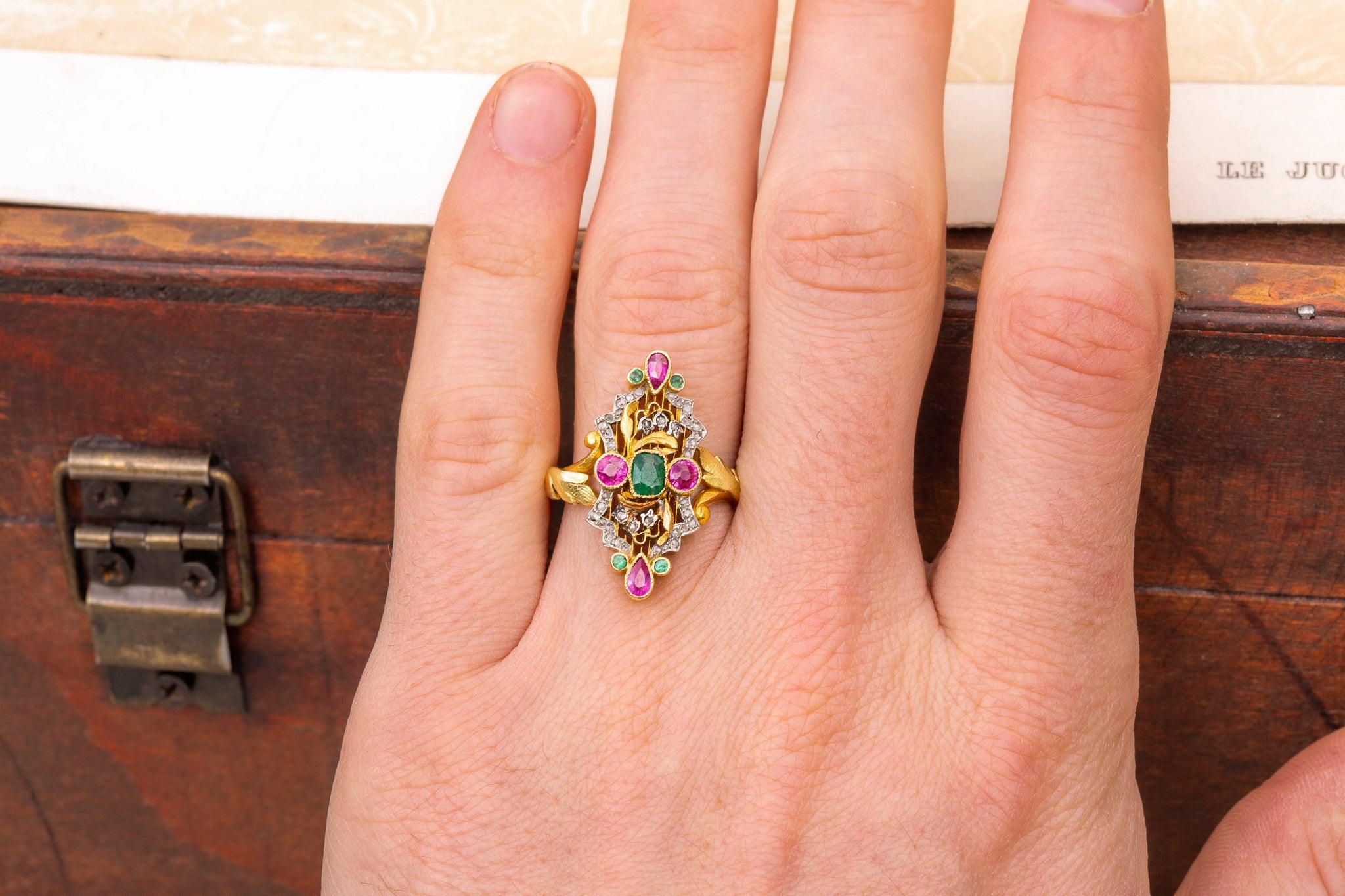 Antique French Belle Époque Anillo de Oro Rubíes Esmeraldas y Diamantes Anillo de Mujer 3