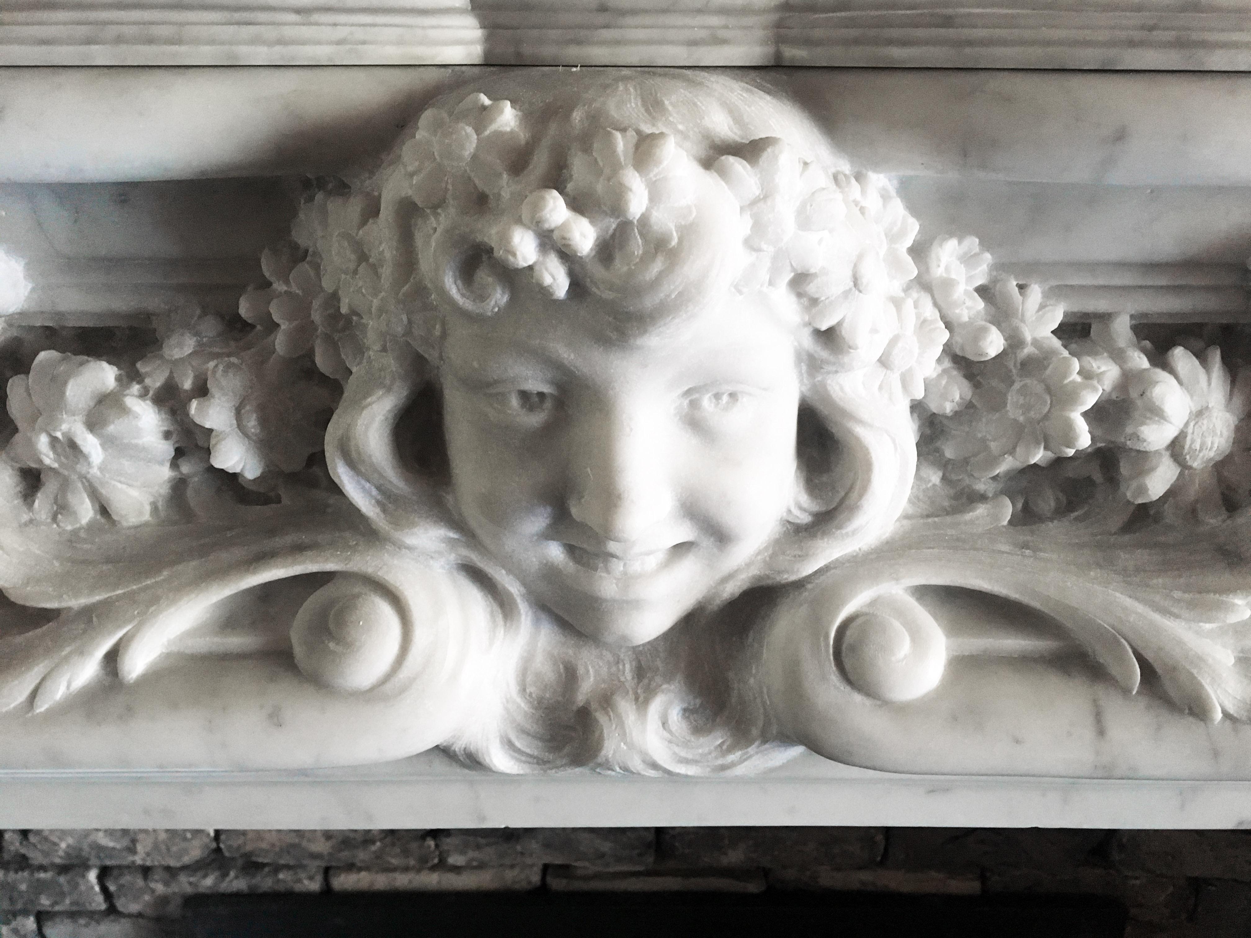 Spektakuläres antikes französisches Kaminsims aus Bildhauermarmor der Belle Epoque im Zustand „Gut“ im Angebot in Baambrugge, NL