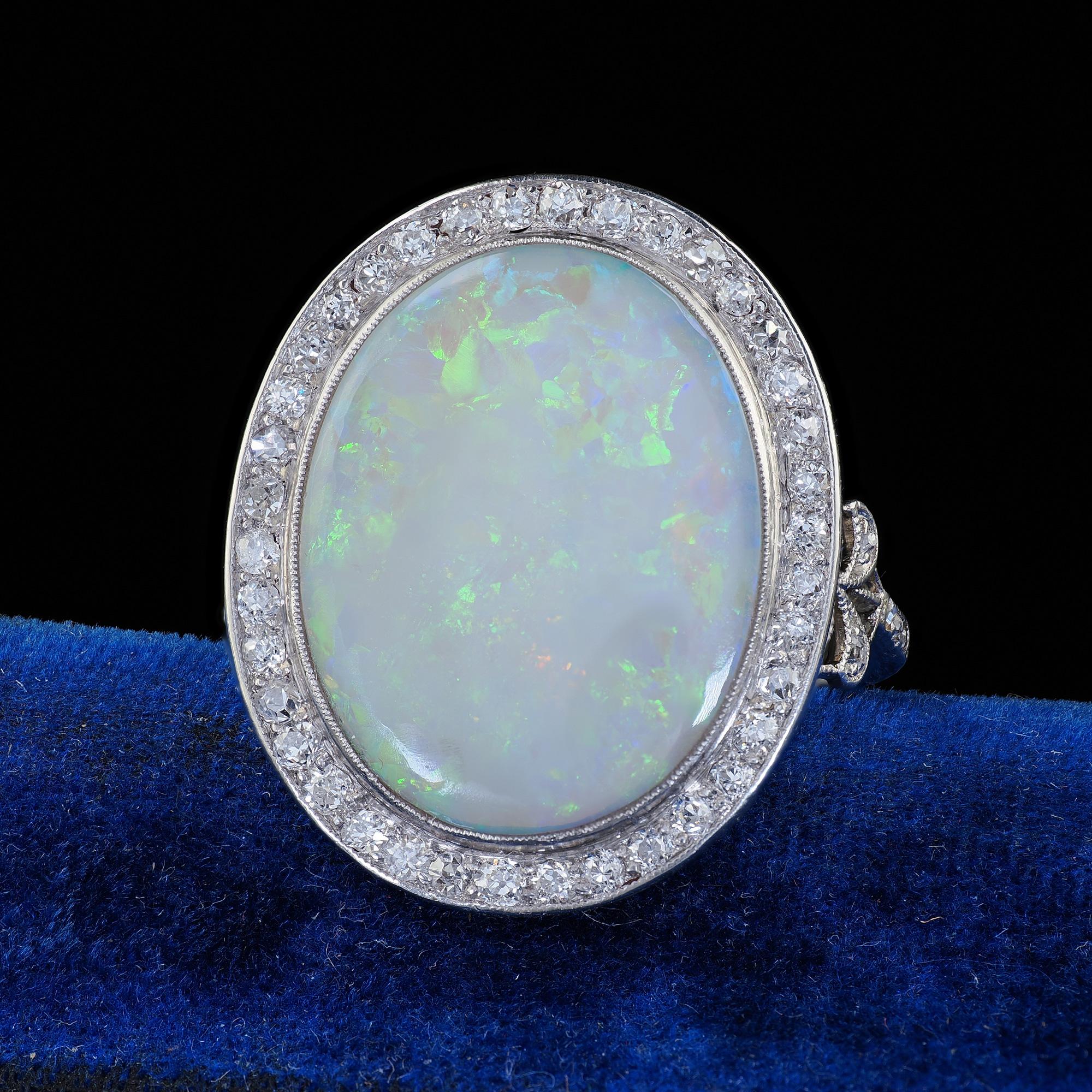 Magnifique bague de cocktail en platine, opale naturelle et diamant, de style Belle Epoque. Cette incroyable bague française Belle Epoque en opale et diamant est réalisée en platine. Cette magnifique bague est ornée au centre d'une opale naturelle