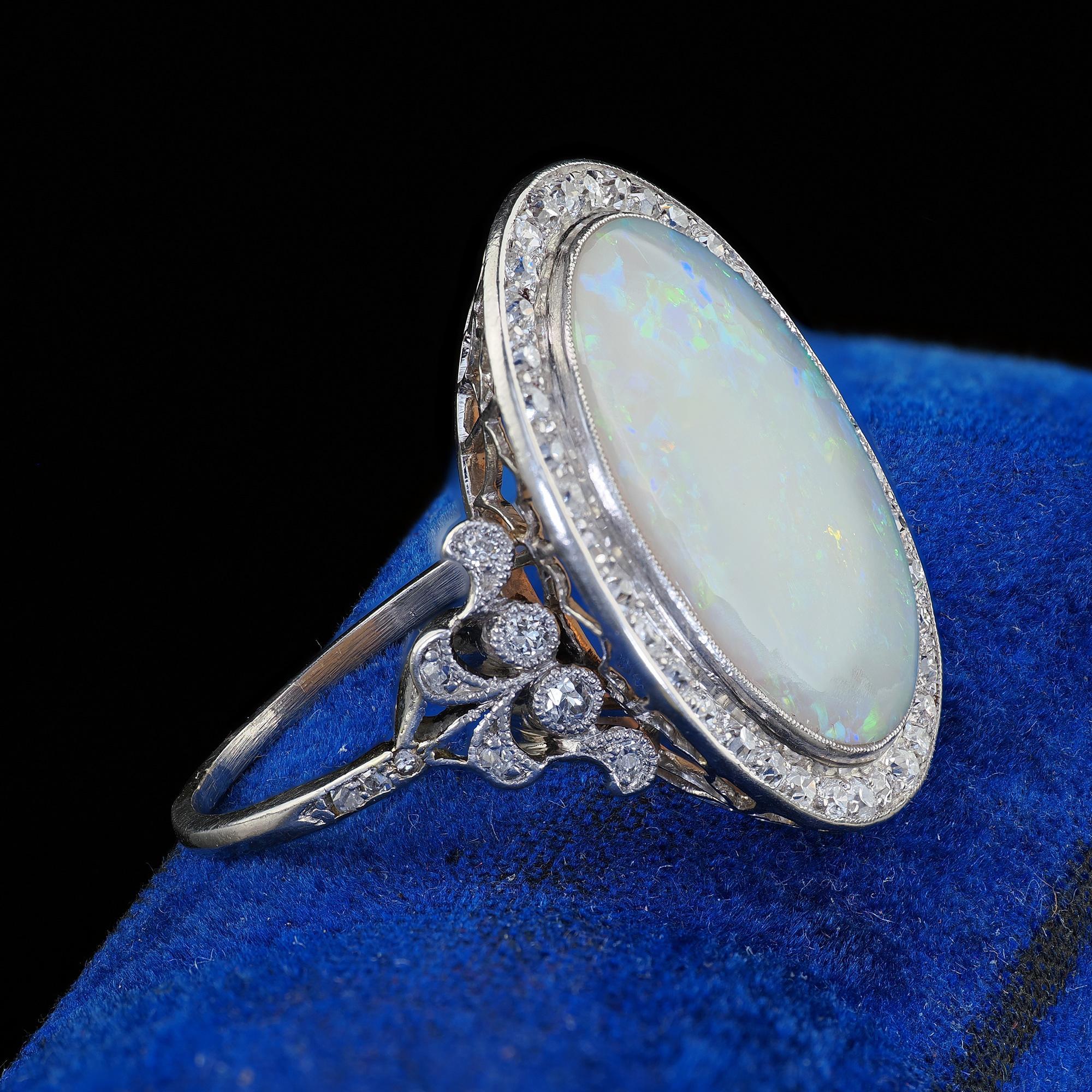 Taille cabochon Antique French Belle Epoque Platine Opale Naturelle Diamant Bague Cocktail en vente