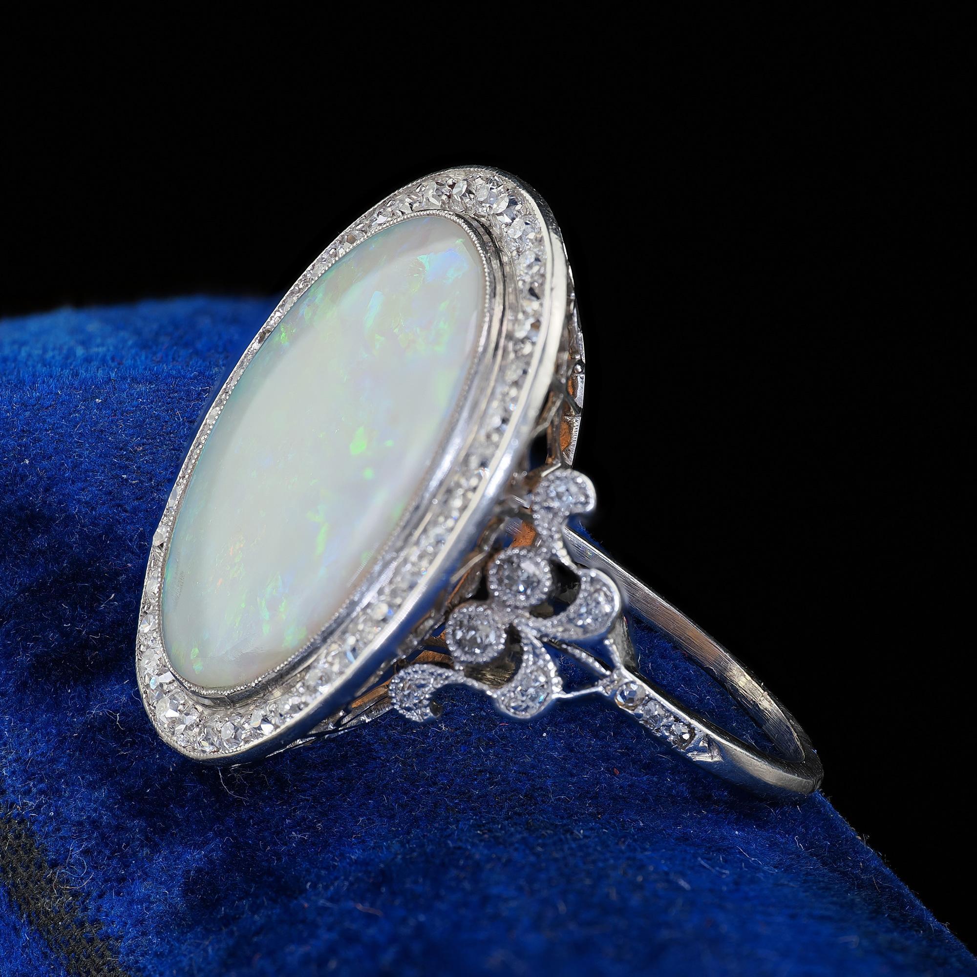 Antique French Belle Epoque Platine Opale Naturelle Diamant Bague Cocktail Bon état - En vente à Great Neck, NY