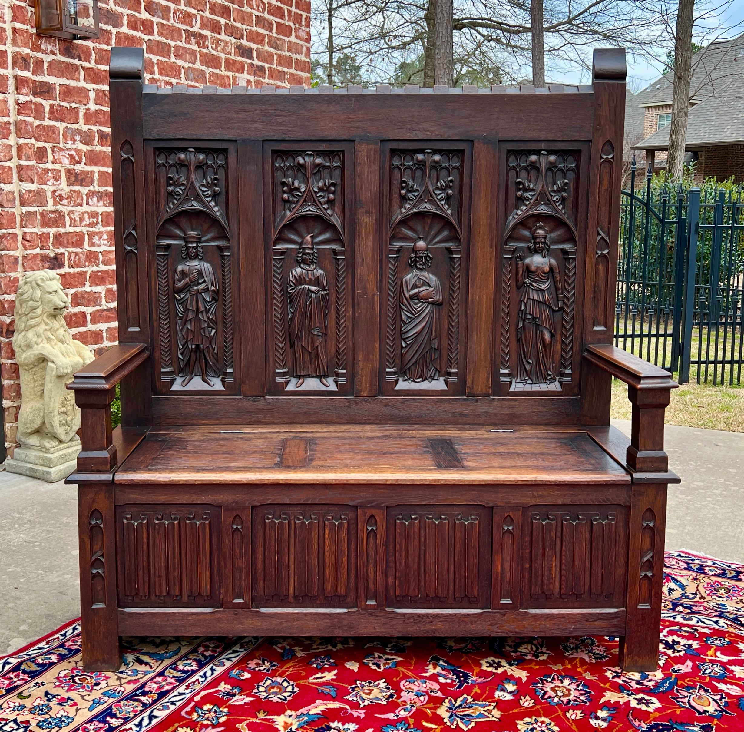 

HERMOSO Banco, Settee o Púlpito de Iglesia Antiguo de Roble Francés del REVIVIMIENTO GÓTICO con Asiento Elevable para Almacenamiento~~AlTAMENTE TALLADO ~~c. 
1900


        Espectaculares elementos de diseño con pliegues de lino y tallas figuradas