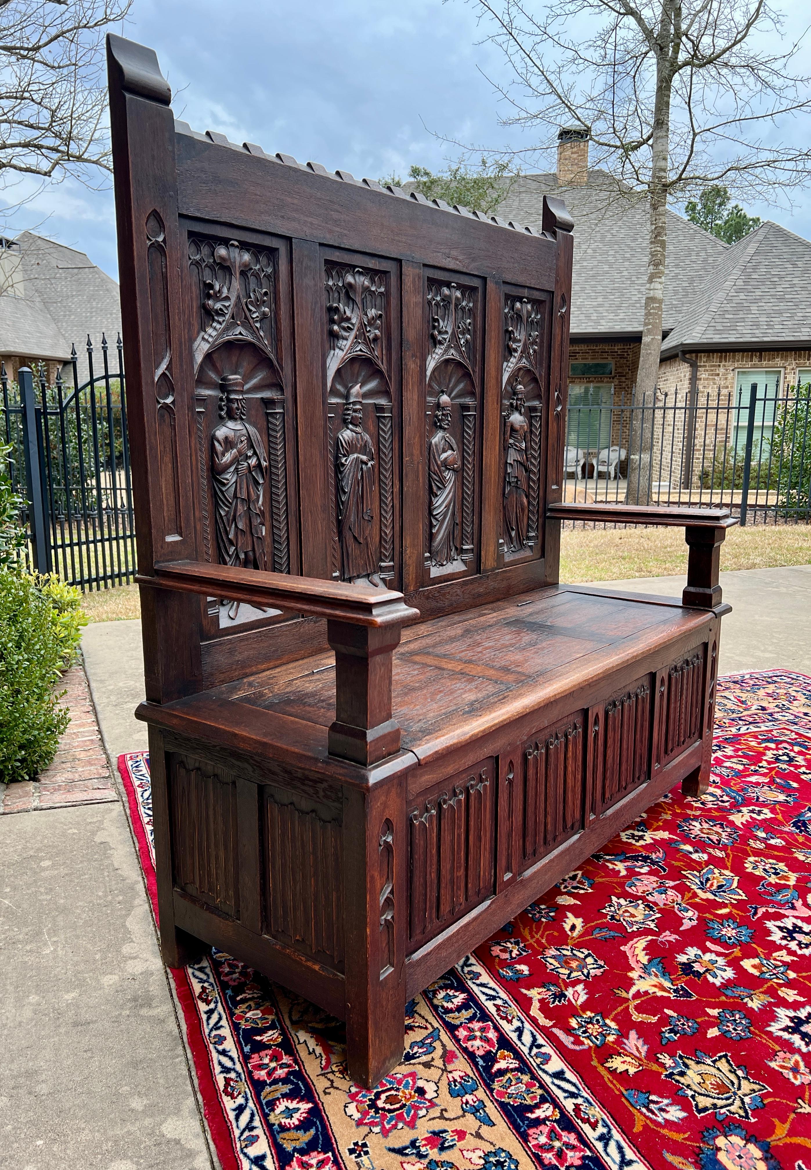 Antique French Bench Settee Gótico Roble Lino Asiento Figural Elevable c. 1900 en Bueno estado para la venta en Tyler, TX