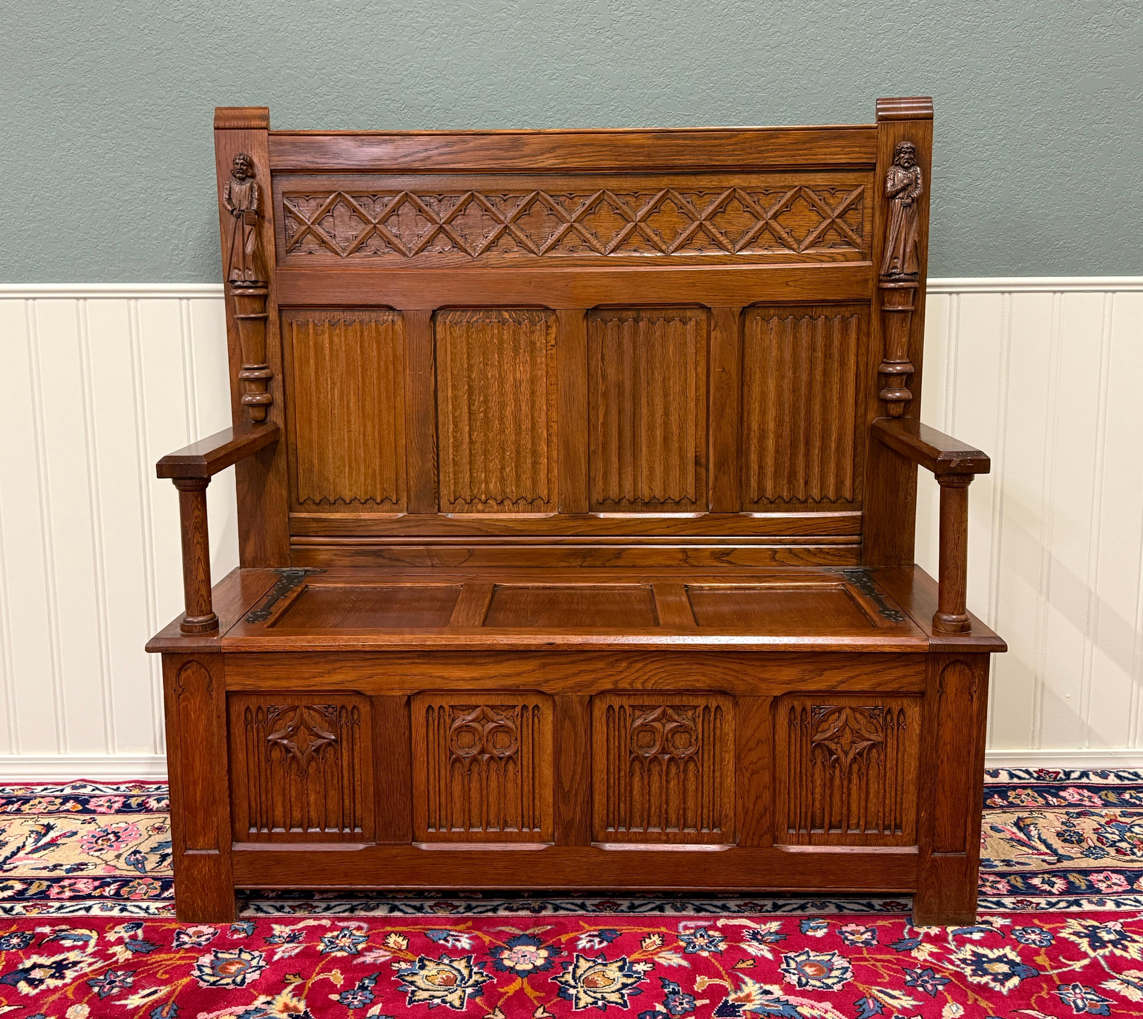 BEAUTIFUL Antique French Oak GOTHIC REVIVAL Bench, Settee or Church Pew with Lift-Top Seat for Storage~~HIGHLY CARVED ~~c. 
1900-1920s


        Spektakuläre Designelemente mit Leinenfalte, Quatrefoil und  figurale Mönchsschnitzereien an den Ecken