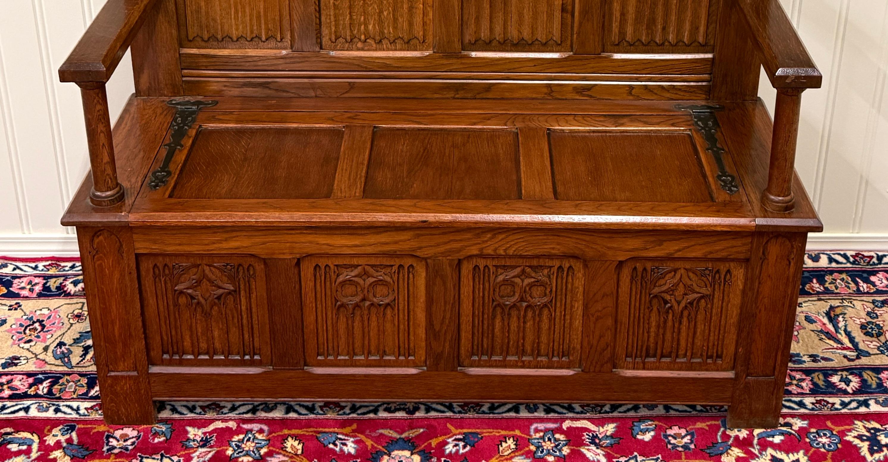 Antike französische Bank-Sessel, gotisch, Eichenholz, Leinen, gefaltete Monken, Lift-Top-Sitz, um 1900 (Geschnitzt) im Angebot