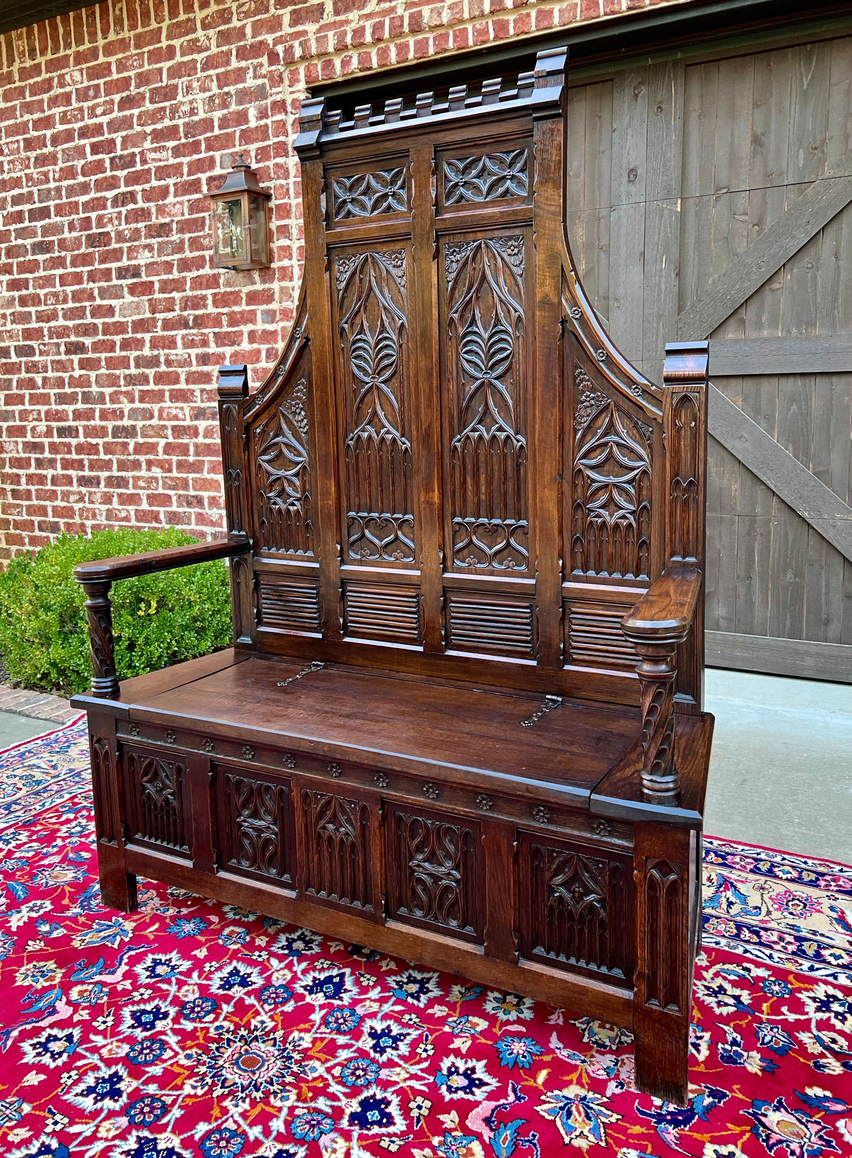 Ancienne banquette de banquette gothique française en chêne avec plateau de rangement pour sièges soulevés 19C en vente 7