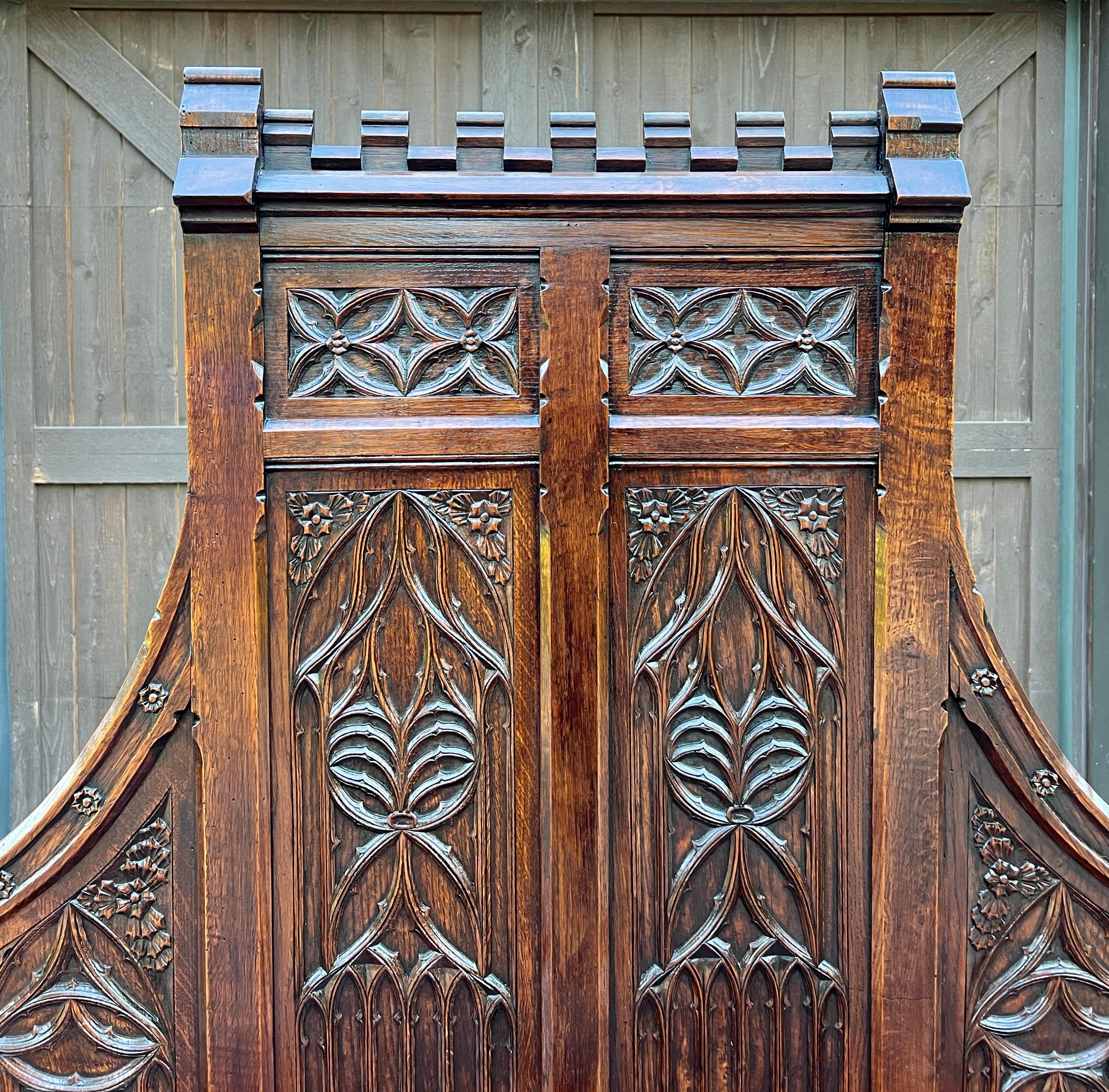 Ancienne banquette de banquette gothique française en chêne avec plateau de rangement pour sièges soulevés 19C en vente 8