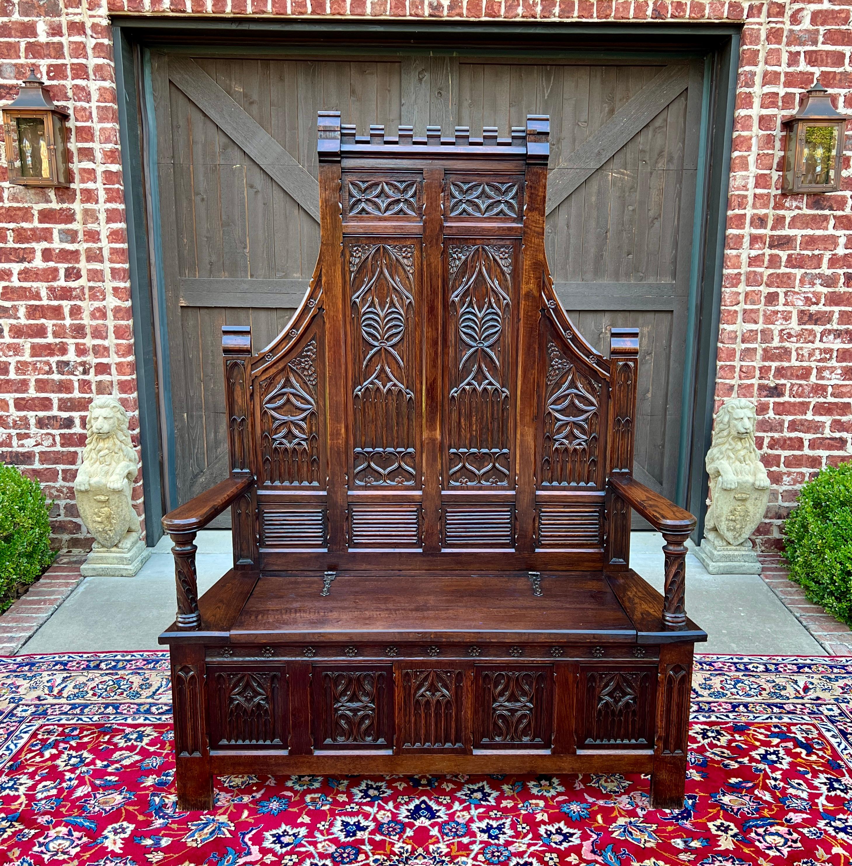 Magnifique banc ou canapé en chêne français ancien GOTHIC REVIVAL avec assise relevable pour le rangement~~HUTEMENT CARVUE ~~c. 
1880s 


        Éléments de conception spectaculaires comprenant des traceries, des plis de lin, des couronnes