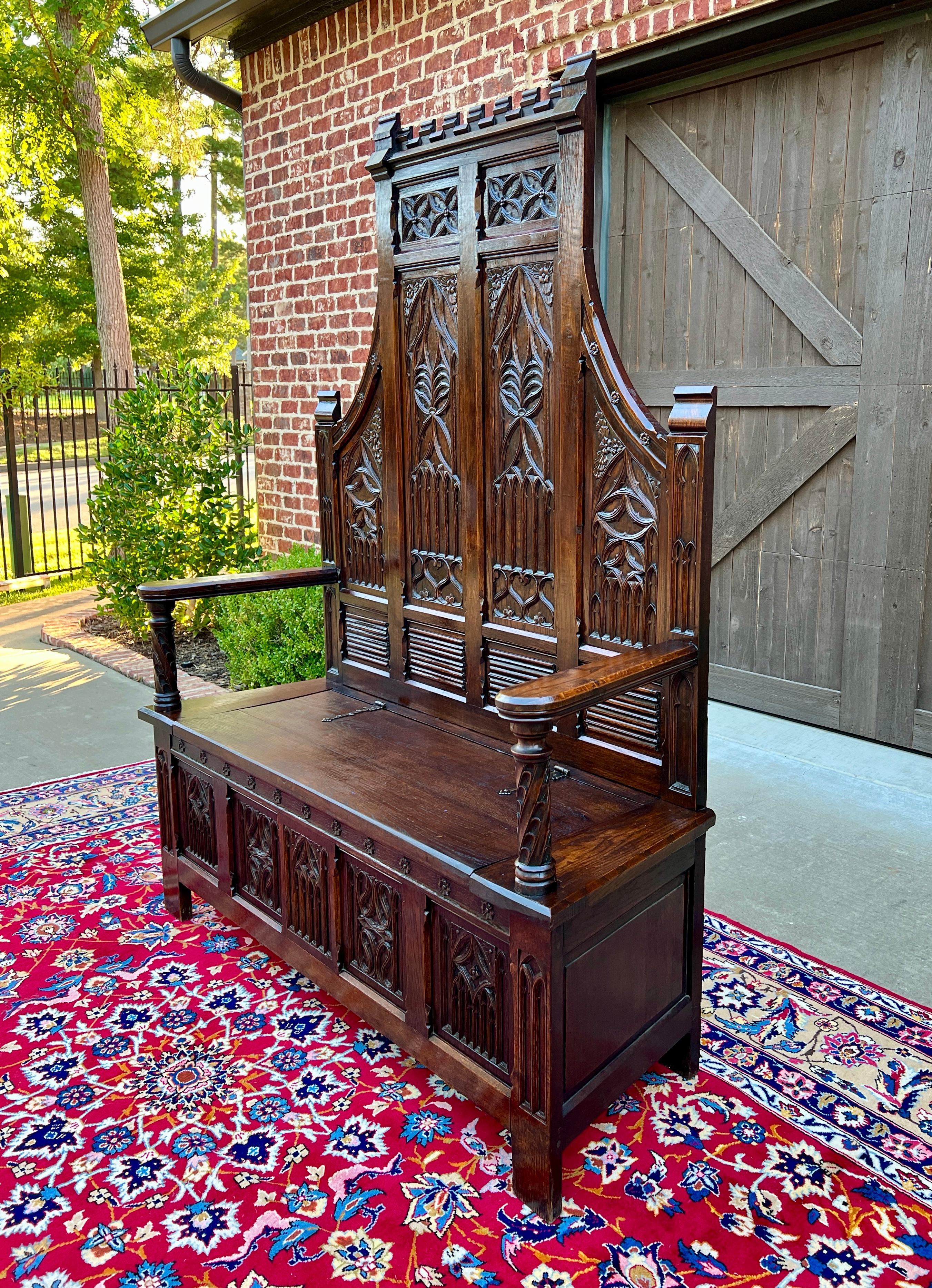 Ancienne banquette de banquette gothique française en chêne avec plateau de rangement pour sièges soulevés 19C Bon état - En vente à Tyler, TX