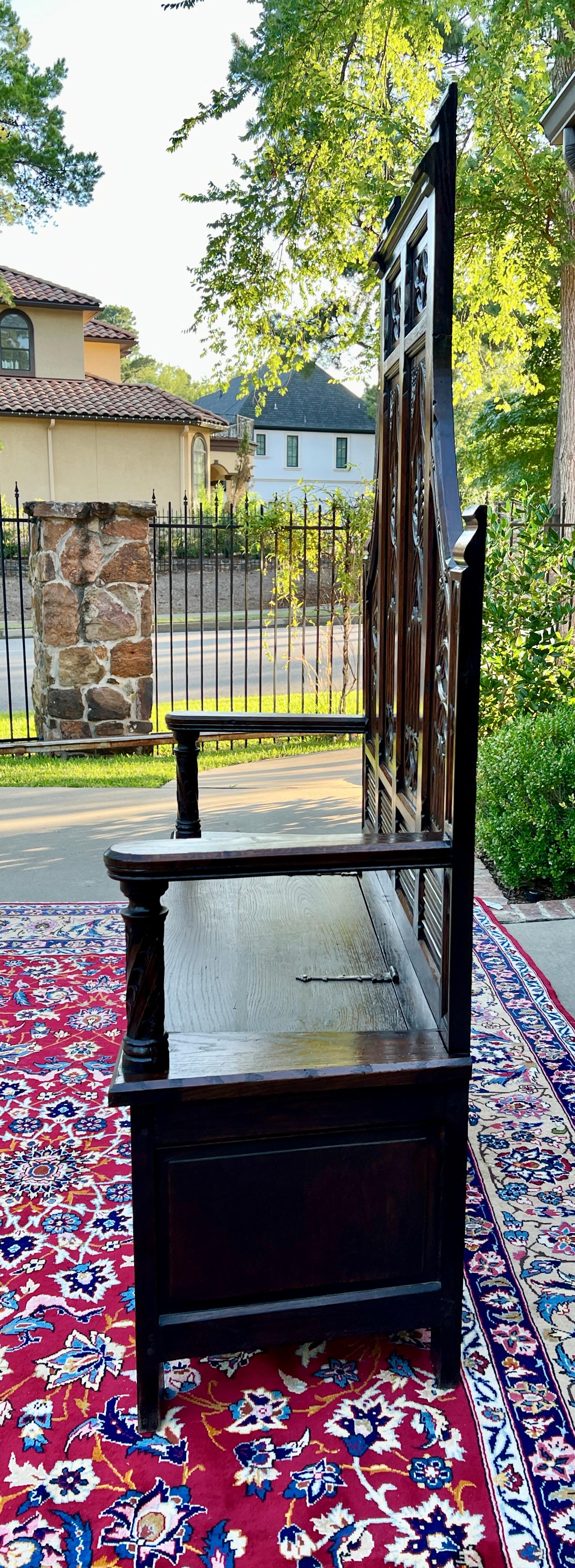 XIXe siècle Ancienne banquette de banquette gothique française en chêne avec plateau de rangement pour sièges soulevés 19C en vente