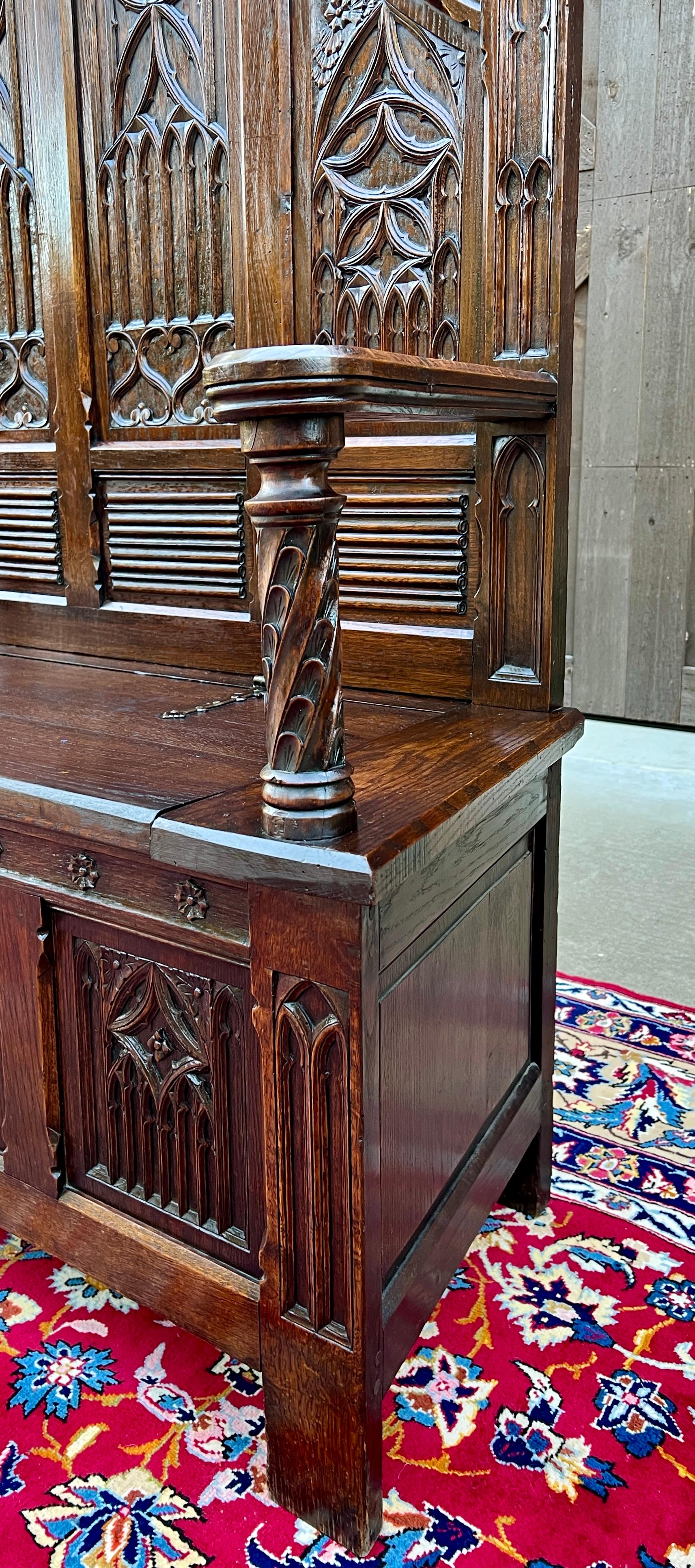 Chêne Ancienne banquette de banquette gothique française en chêne avec plateau de rangement pour sièges soulevés 19C en vente
