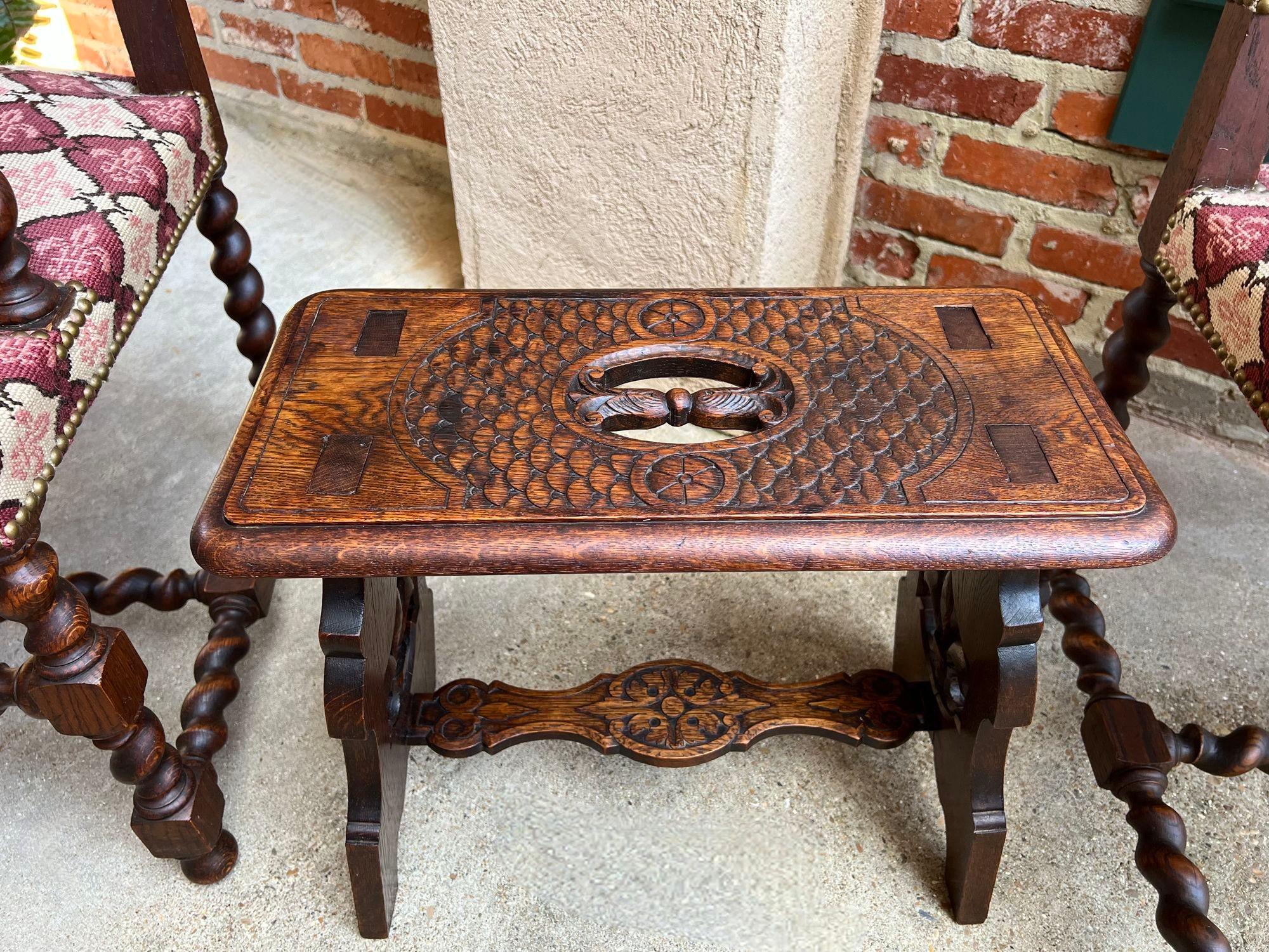 Tabouret de banc ancien gothique de la Renaissance en chêne sculpté Fleur de lis en vente 3