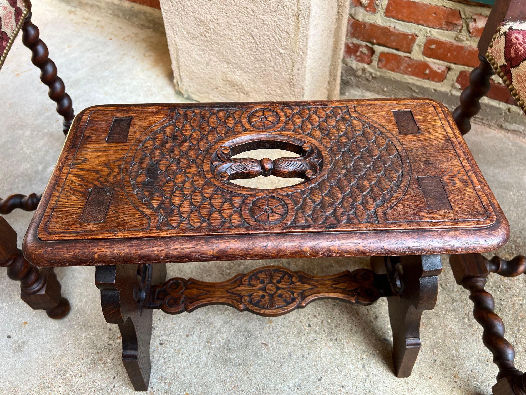 Tabouret de banc ancien gothique de la Renaissance en chêne sculpté Fleur de lis en vente 4