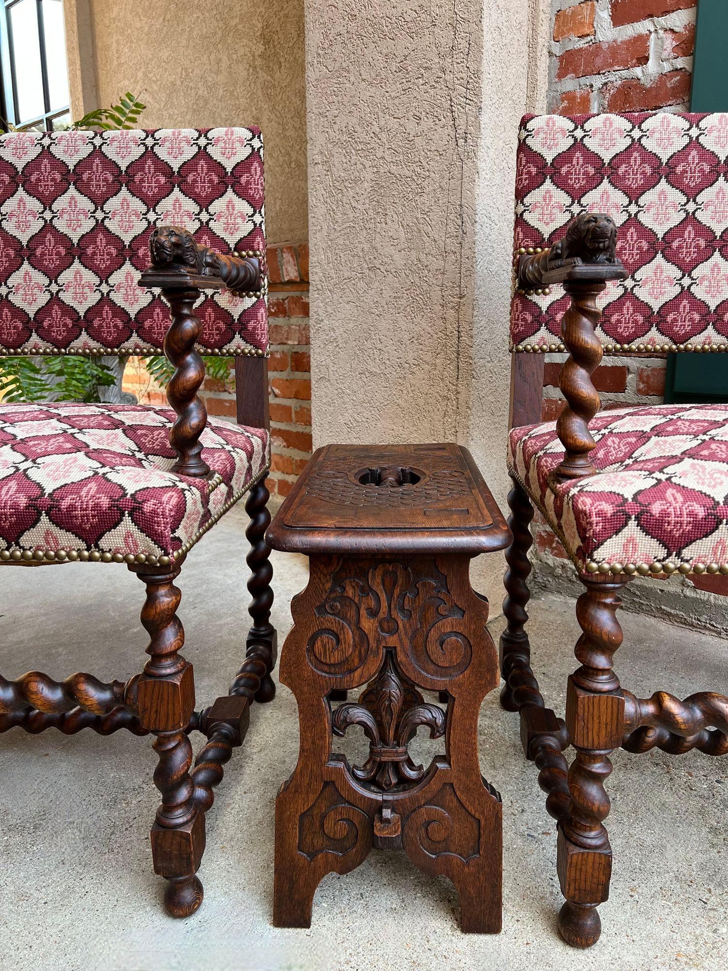 Tabouret de banc ancien gothique de la Renaissance en chêne sculpté Fleur de lis en vente 6