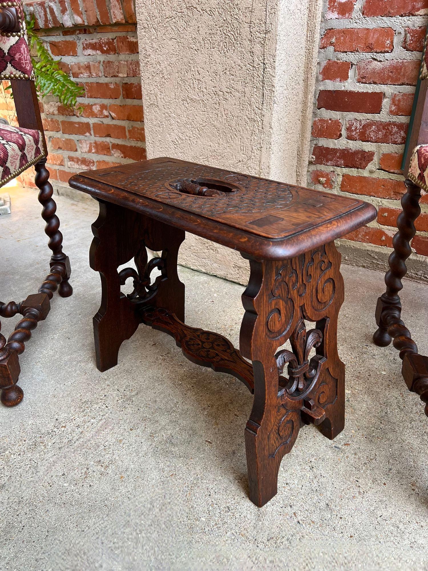 Tabouret de banc ancien gothique de la Renaissance en chêne sculpté Fleur de lis en vente 7