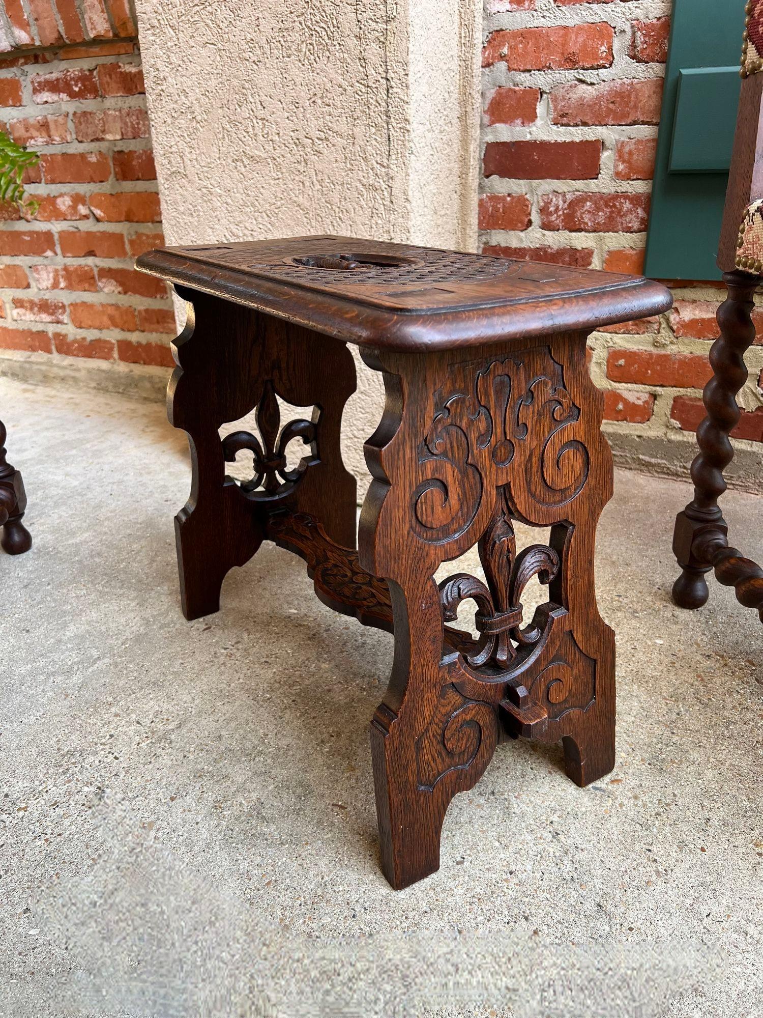 Tabouret de banc ancien gothique de la Renaissance en chêne sculpté Fleur de lis en vente 8