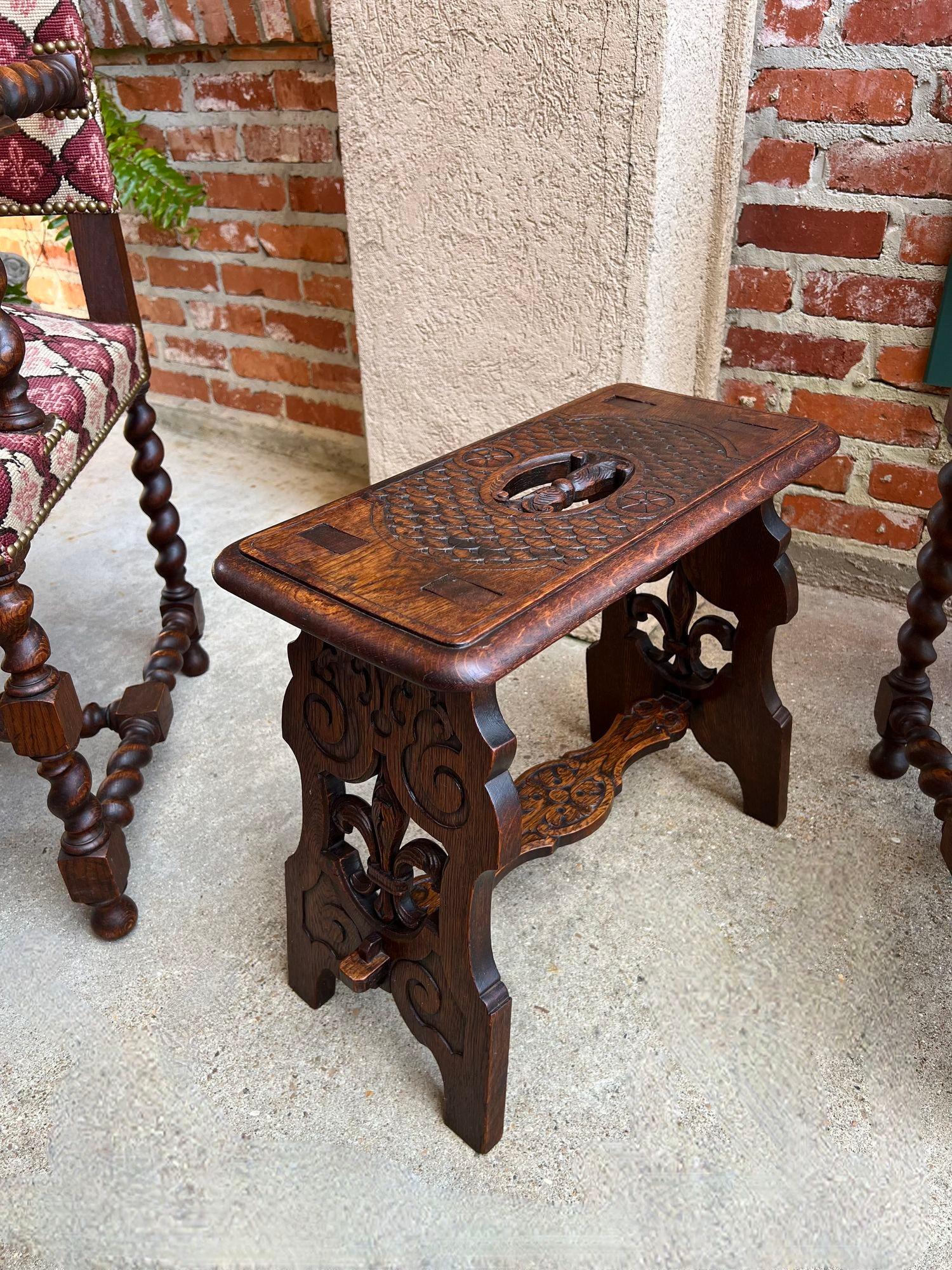 Tabouret de banc ancien gothique de la Renaissance en chêne sculpté Fleur de lis en vente 9