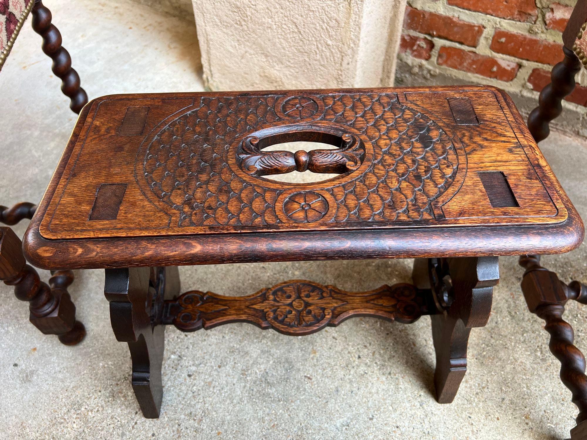 Tabouret de banc ancien gothique de la Renaissance en chêne sculpté Fleur de lis en vente 11