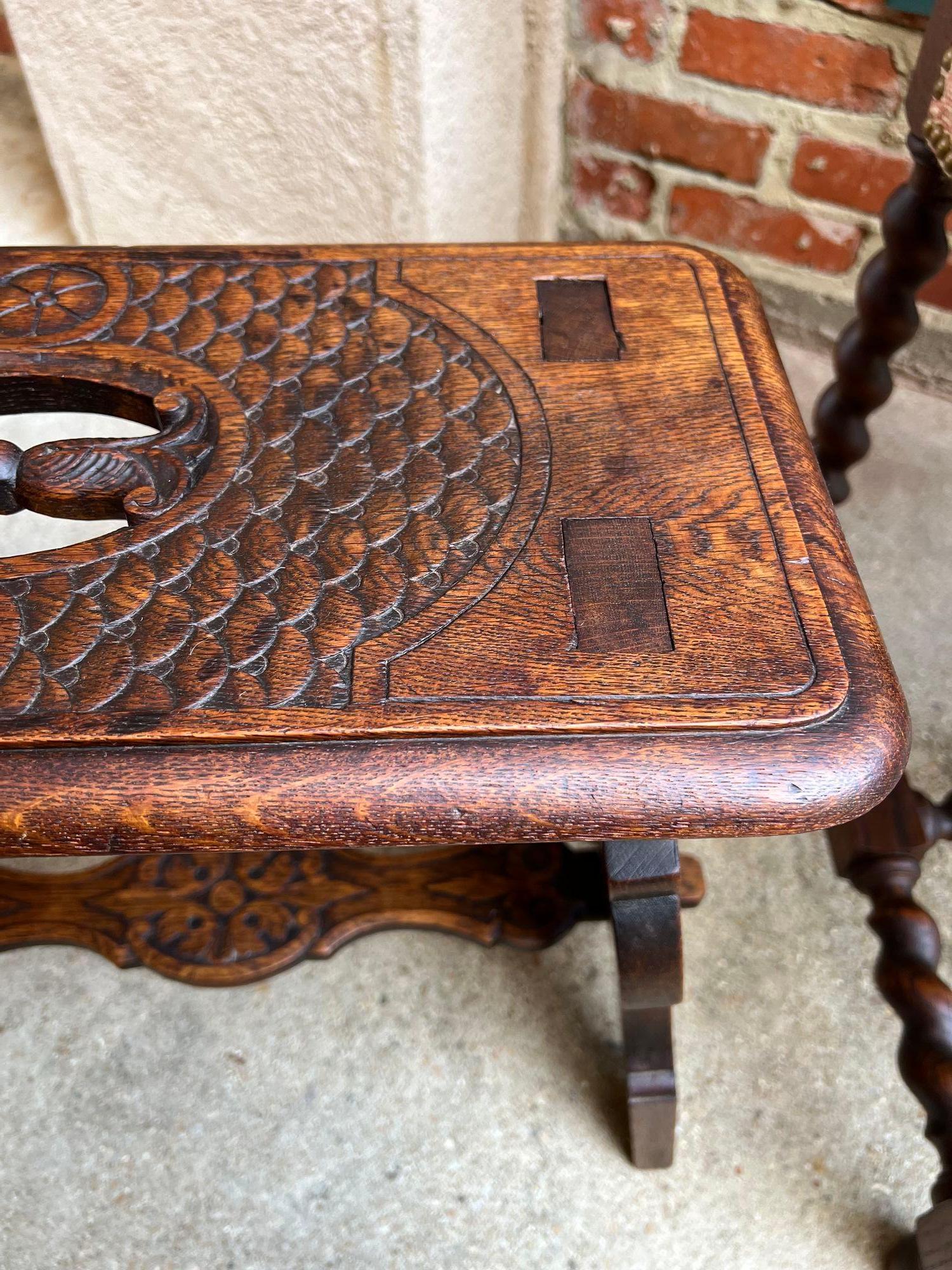 Tabouret de banc ancien gothique de la Renaissance en chêne sculpté Fleur de lis en vente 12
