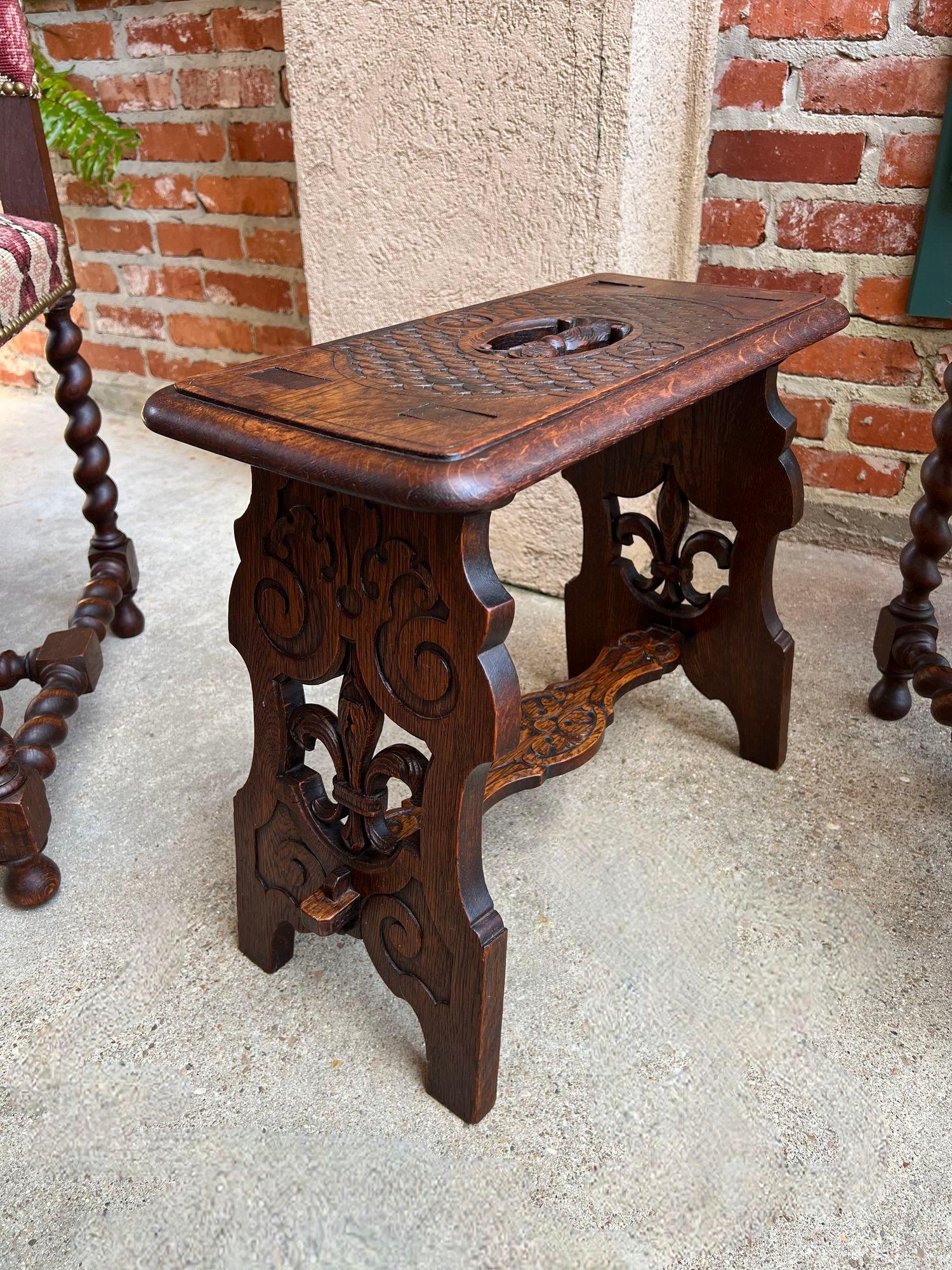 Tabouret banc français ancien Renaissance gothique tréteaux en chêne sculpté Fleur de lis.

En provenance directe de France, un banc ou tabouret en chêne ancien très sculpté. Superbes sculptures à la main et exécution artisanale, avec des sculptures