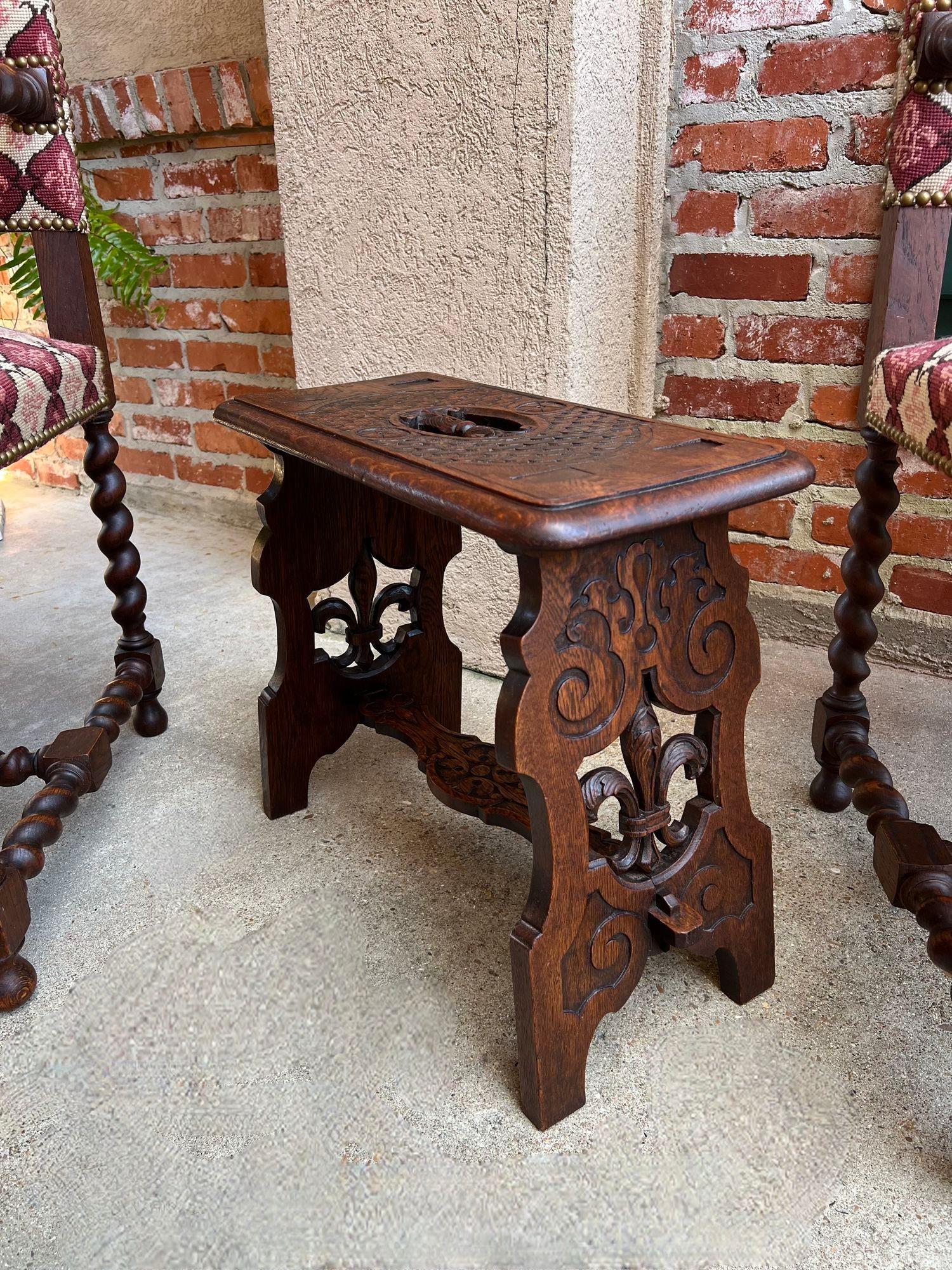 Français Tabouret de banc ancien gothique de la Renaissance en chêne sculpté Fleur de lis en vente