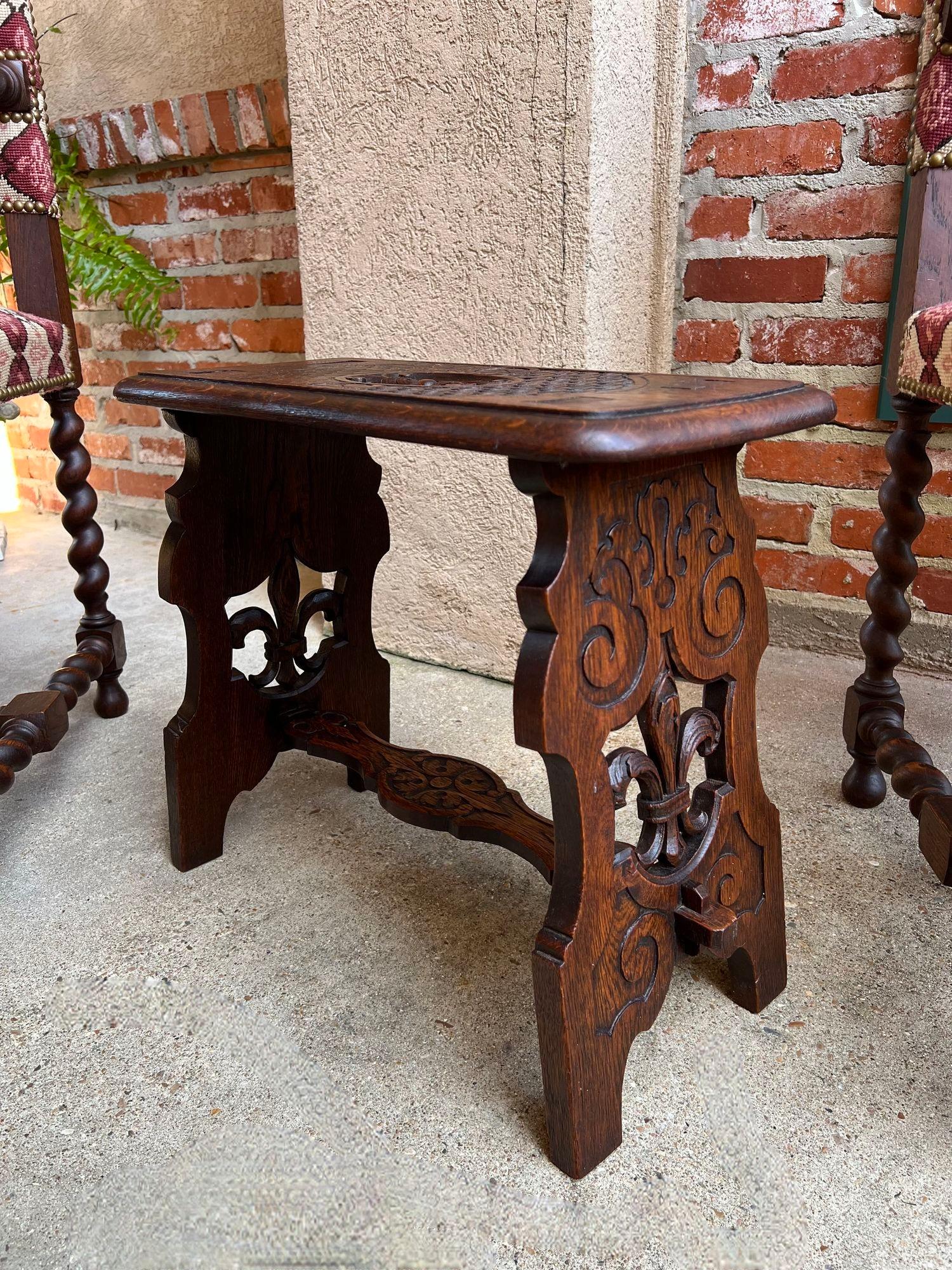 Sculpté à la main Tabouret de banc ancien gothique de la Renaissance en chêne sculpté Fleur de lis en vente