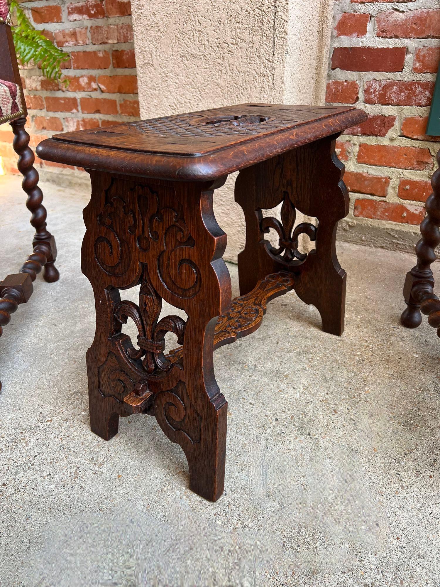 Tabouret de banc ancien gothique de la Renaissance en chêne sculpté Fleur de lis Bon état - En vente à Shreveport, LA