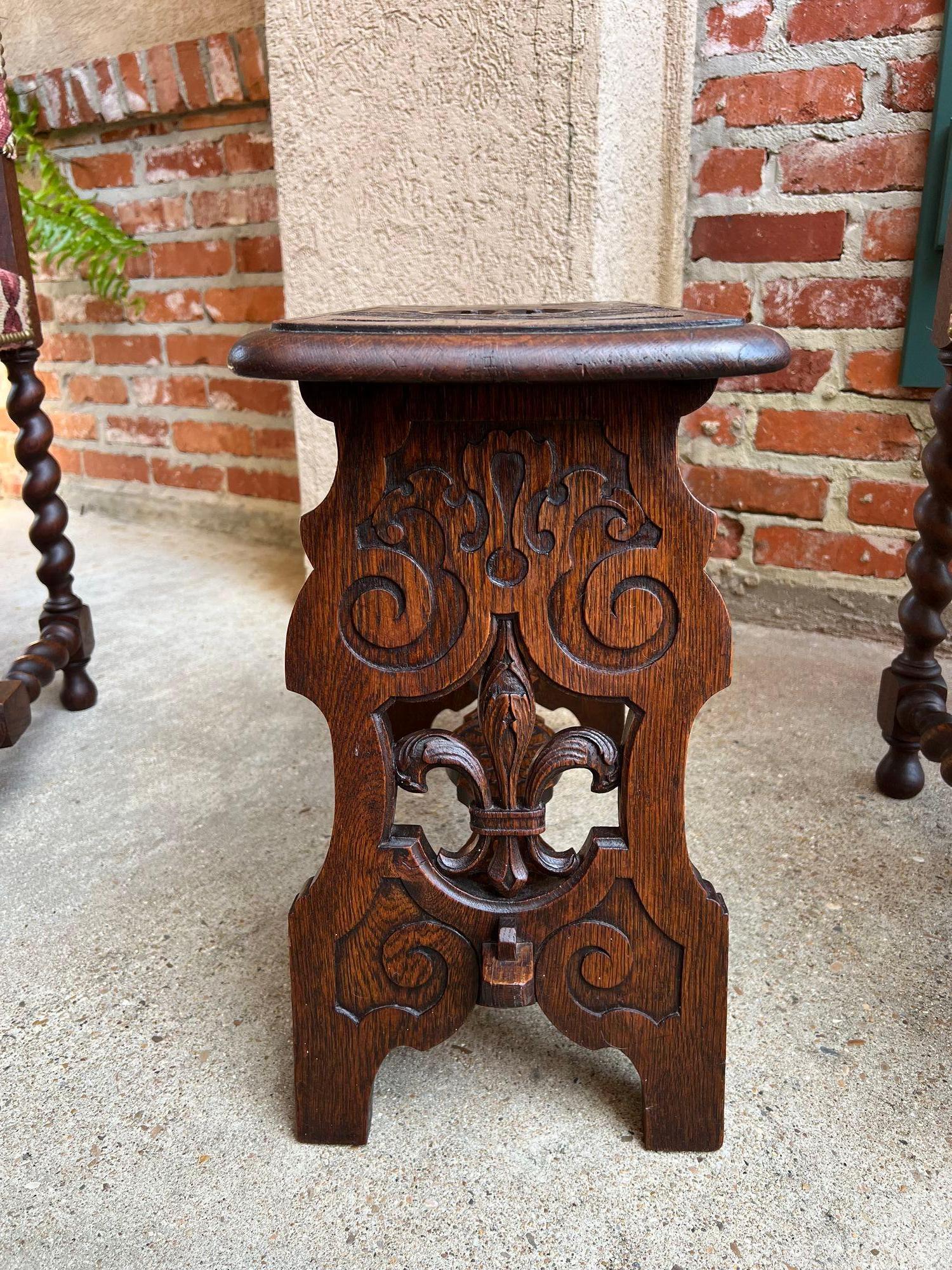 Fin du XIXe siècle Tabouret de banc ancien gothique de la Renaissance en chêne sculpté Fleur de lis en vente