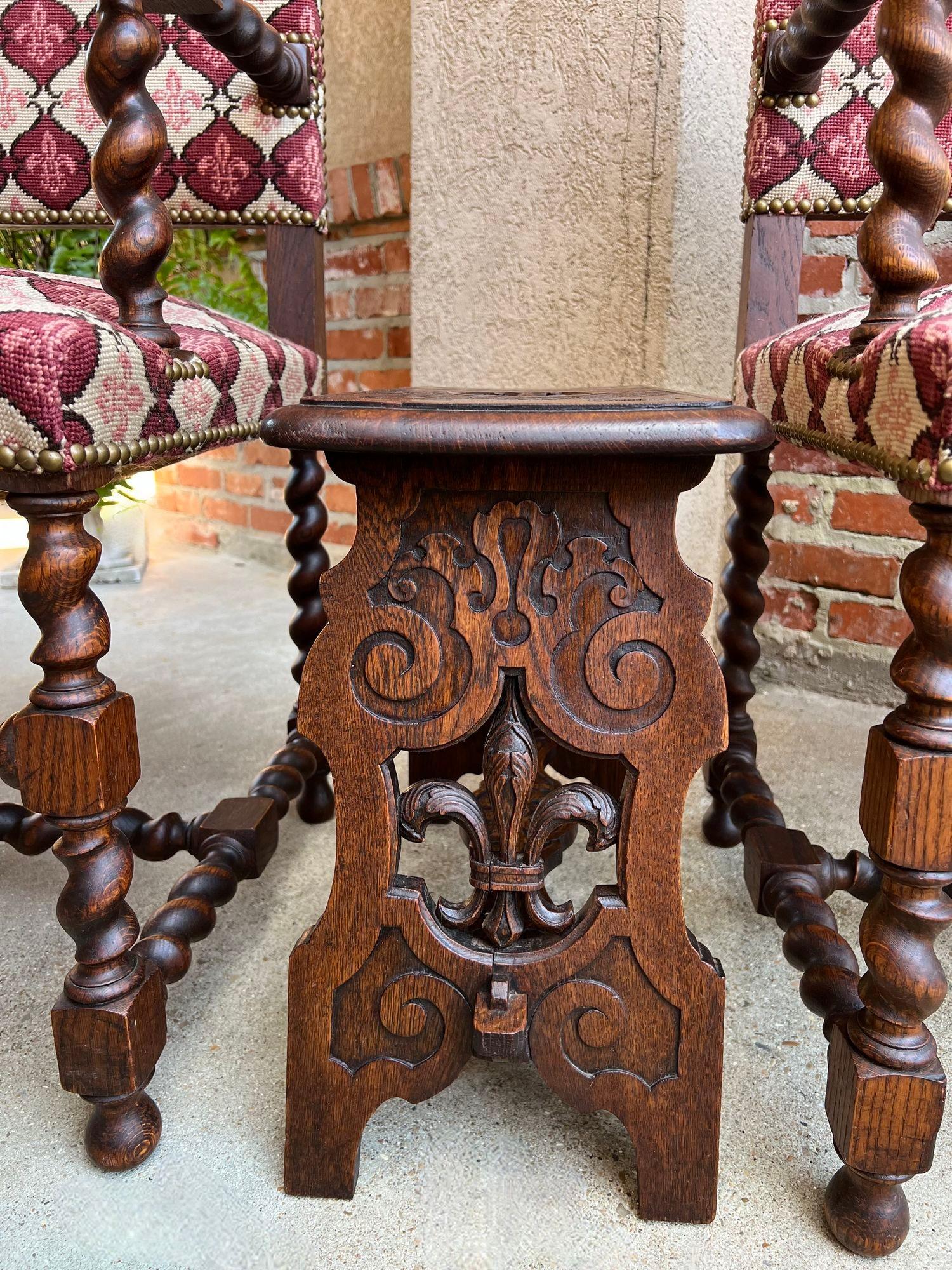 Chêne Tabouret de banc ancien gothique de la Renaissance en chêne sculpté Fleur de lis en vente