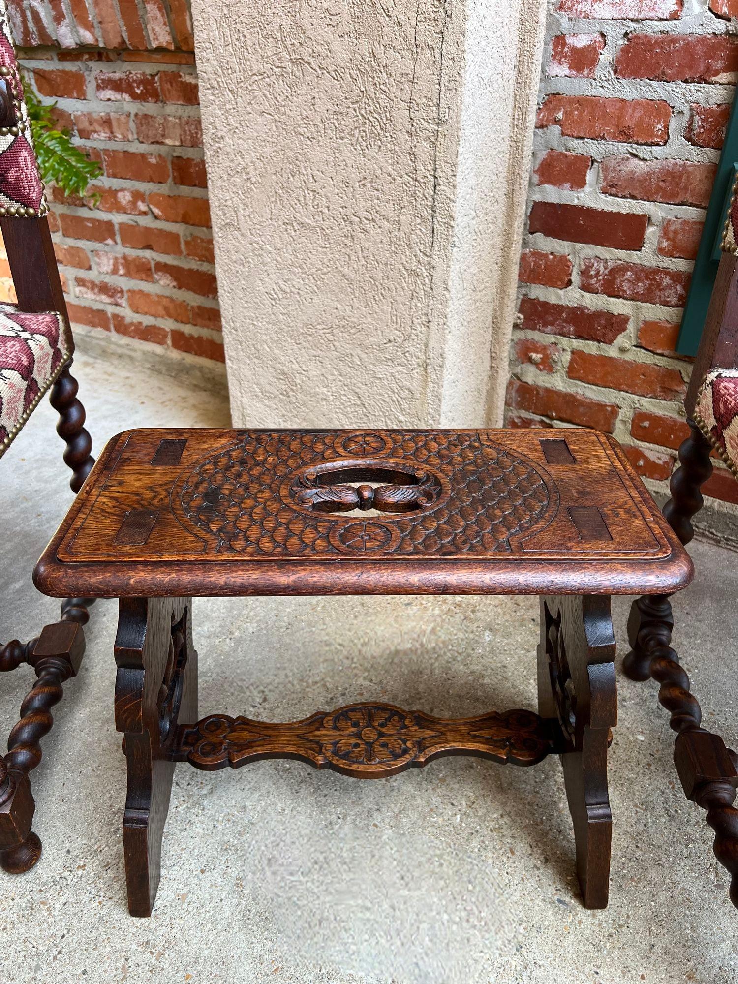Tabouret de banc ancien gothique de la Renaissance en chêne sculpté Fleur de lis en vente 2
