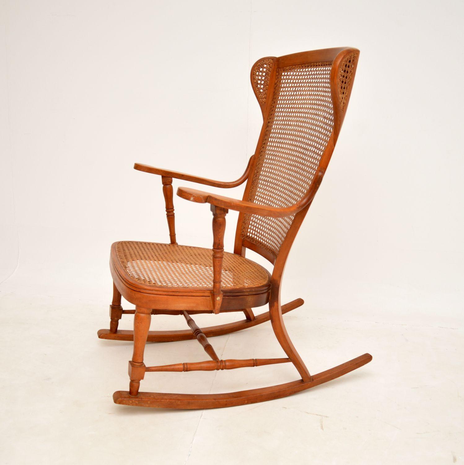 Victorien Ancienne chaise à bascule en bois courbé français en vente