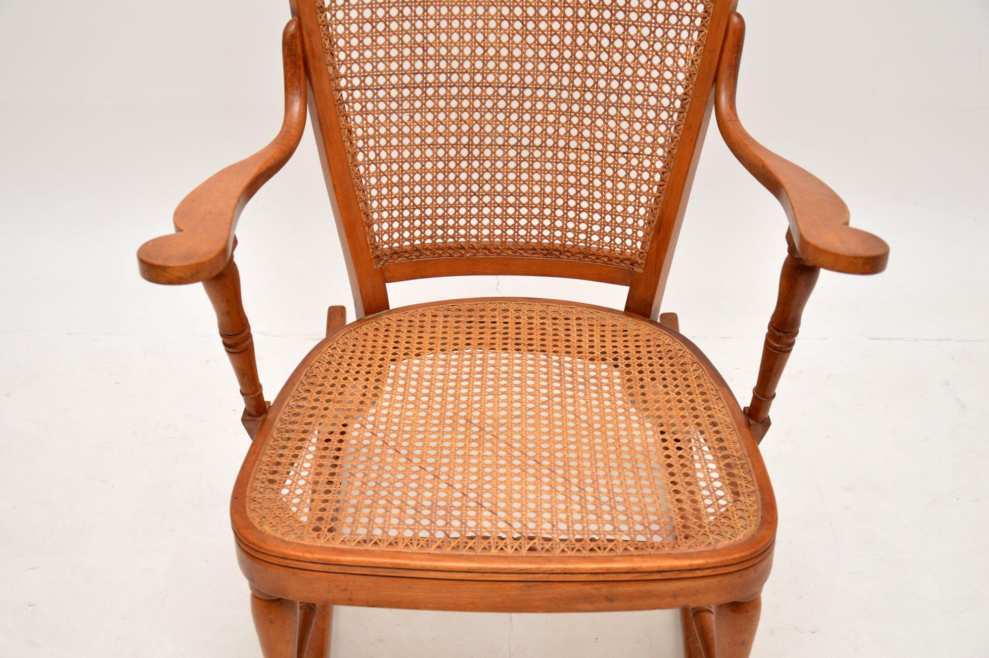 Canne Ancienne chaise à bascule en bois courbé français en vente