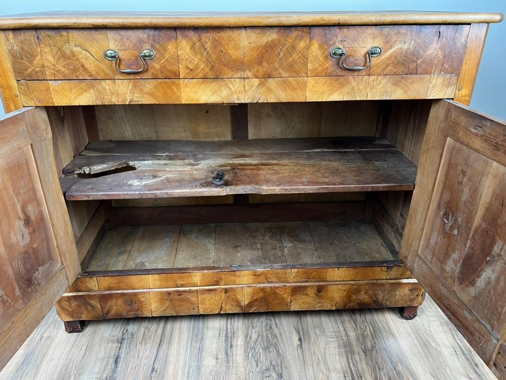 Antique French Biedermeier Buffet de madera de frutal c. Mediados del siglo XIX en venta 7