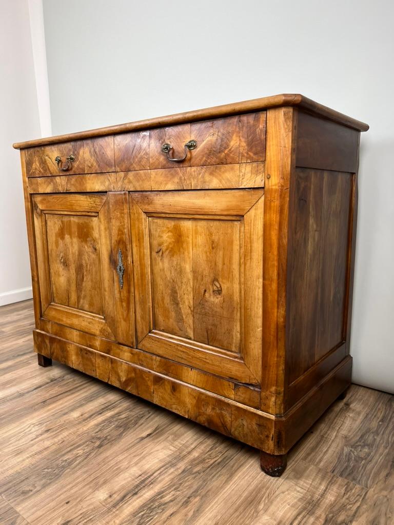 Antique French Biedermeier Buffet de madera de frutal c. Mediados del siglo XIX Francés en venta