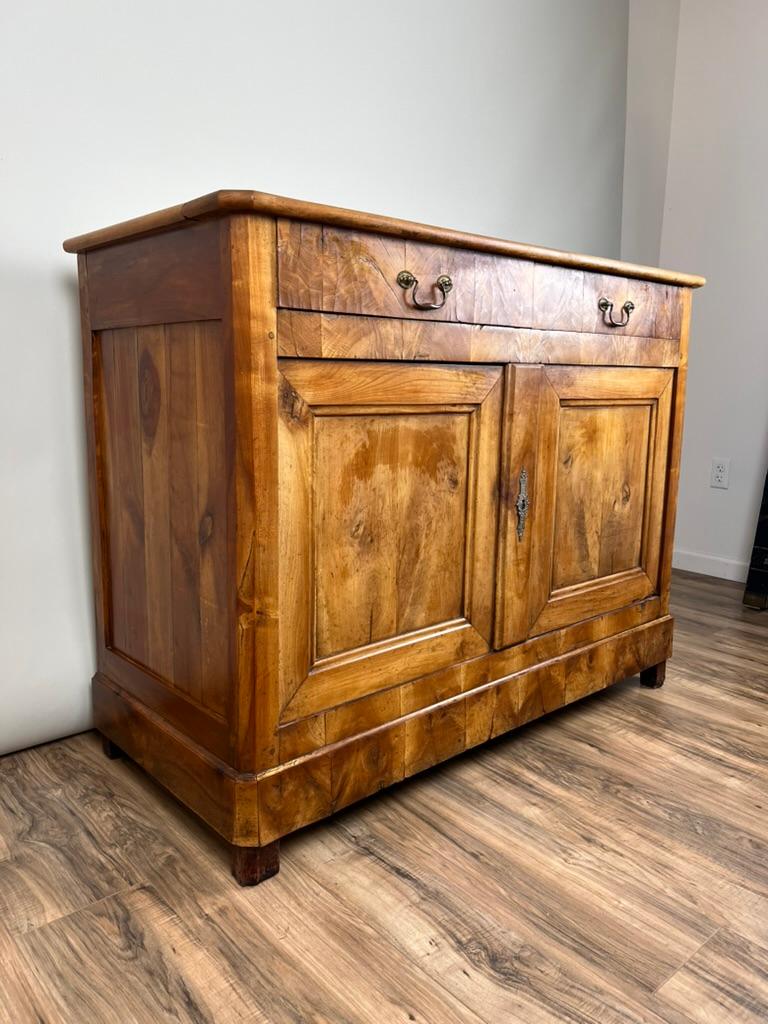 Antique French Biedermeier Buffet de madera de frutal c. Mediados del siglo XIX en Bueno estado para la venta en Westfield, MA
