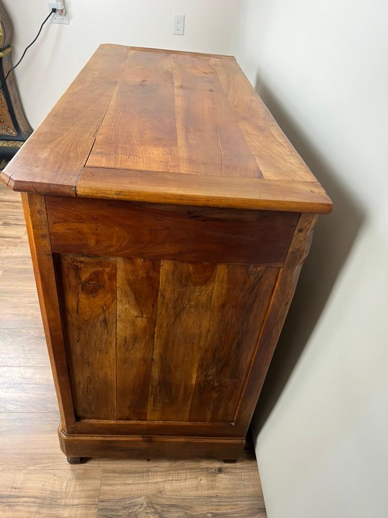 Antique French Biedermeier Buffet de madera de frutal c. Mediados del siglo XIX en venta 2