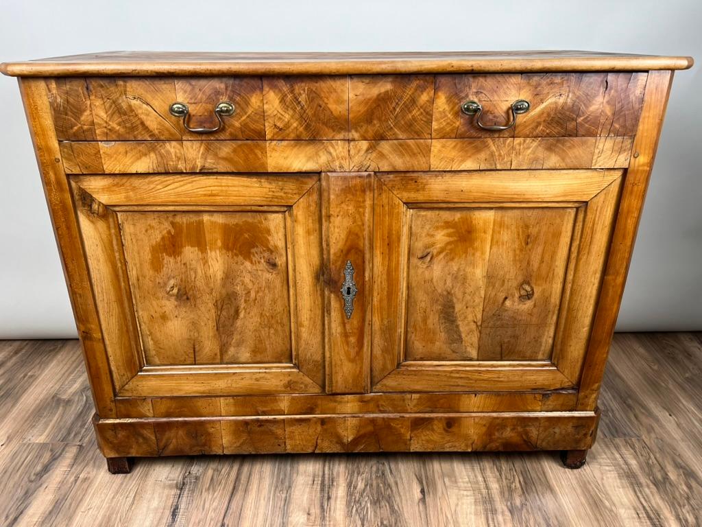 Antique French Biedermeier Buffet de madera de frutal c. Mediados del siglo XIX en venta 3