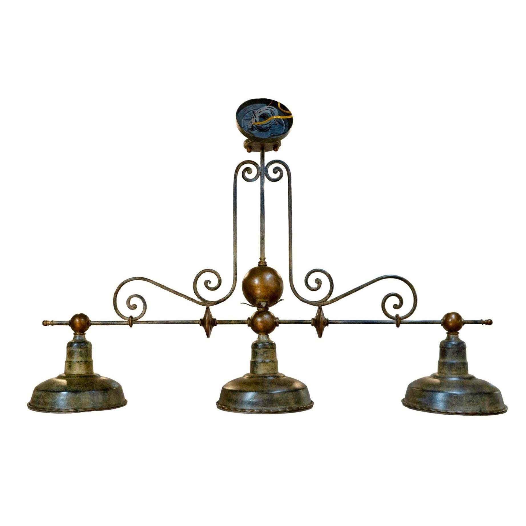Eine wiederaufbereitete französische Leuchte im Billardstil aus den frühen 1900er Jahren mit drei schattierten Lampen aus gebürstetem Aluminium. Dieses antike Stück mit seiner stromlinienförmigen Silhouette und seinem Vintage-Charme ist komplett