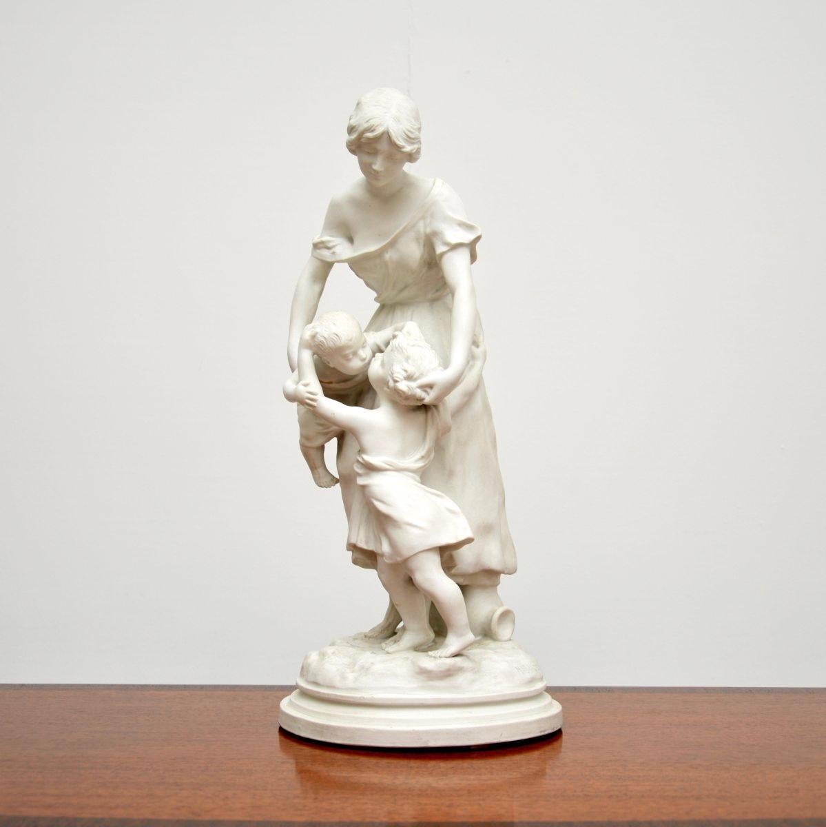 Une superbe sculpture ancienne en biscuit français de Luca Madrassi (1848-1919). Fabriqué à Paris, il date d'environ 1890-1900.

Il représente une magnifique scène classique, il est de belle taille et a une patine magnifique. L'état est excellent et