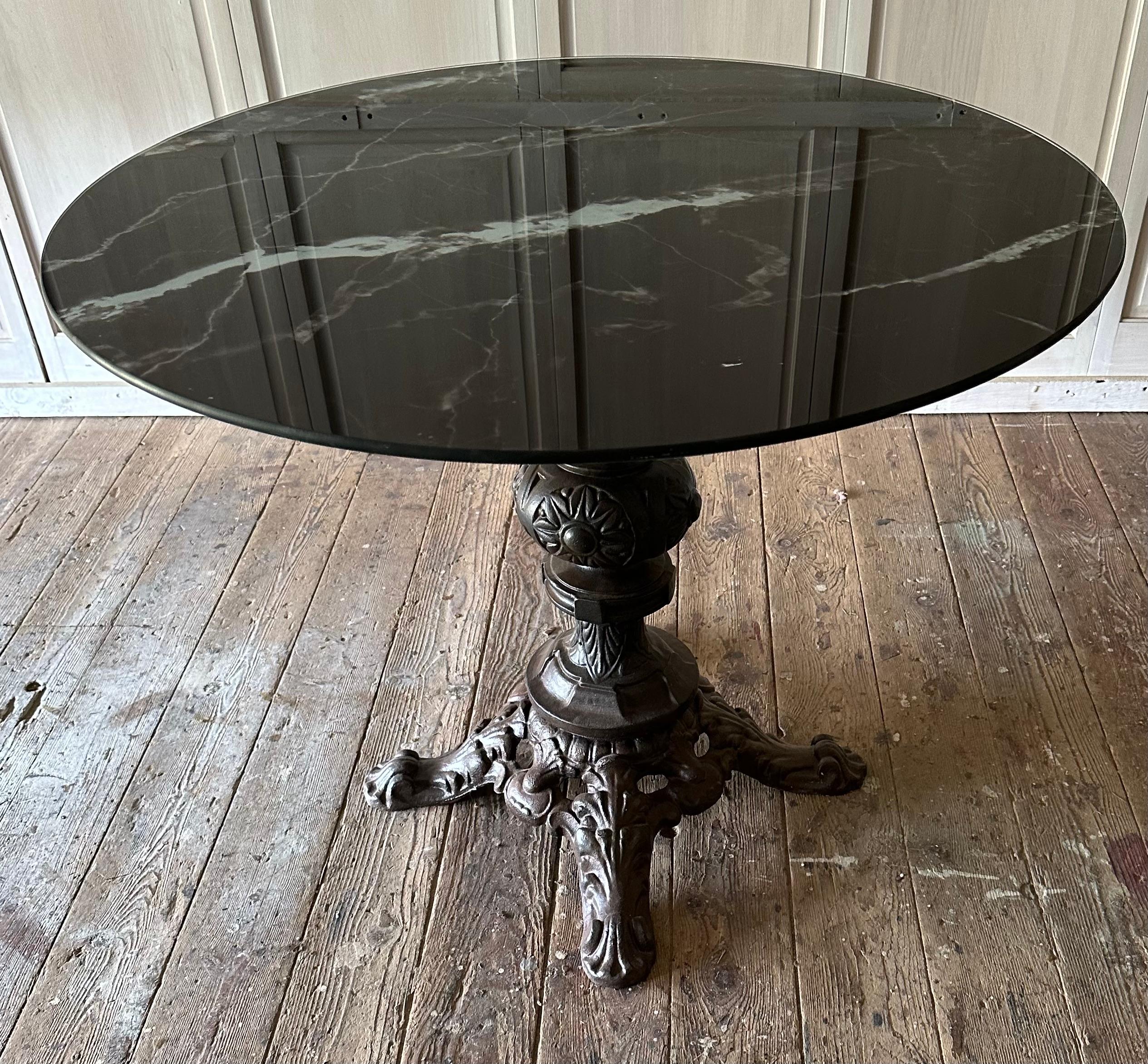 La table bistrot française incarne un mélange de charme rustique et d'élégance raffinée.  La table de salle à manger ronde en marbre vert avec plateau en verre présente des motifs de veinage exquis.   Cette table conviendra parfaitement à une  des