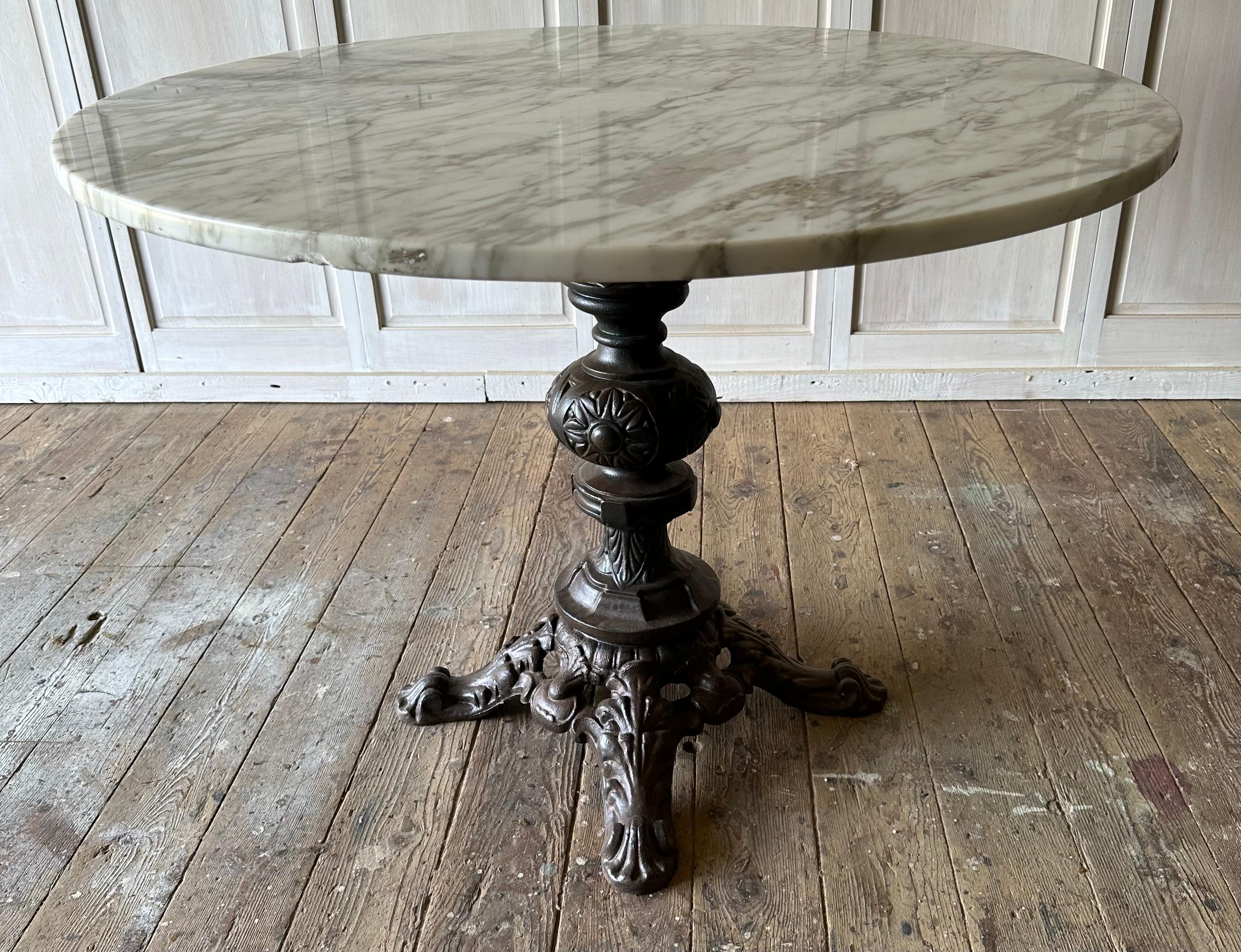 Néo-baroque Base de table bistro française ancienne avec plateau en marbre vert en vente
