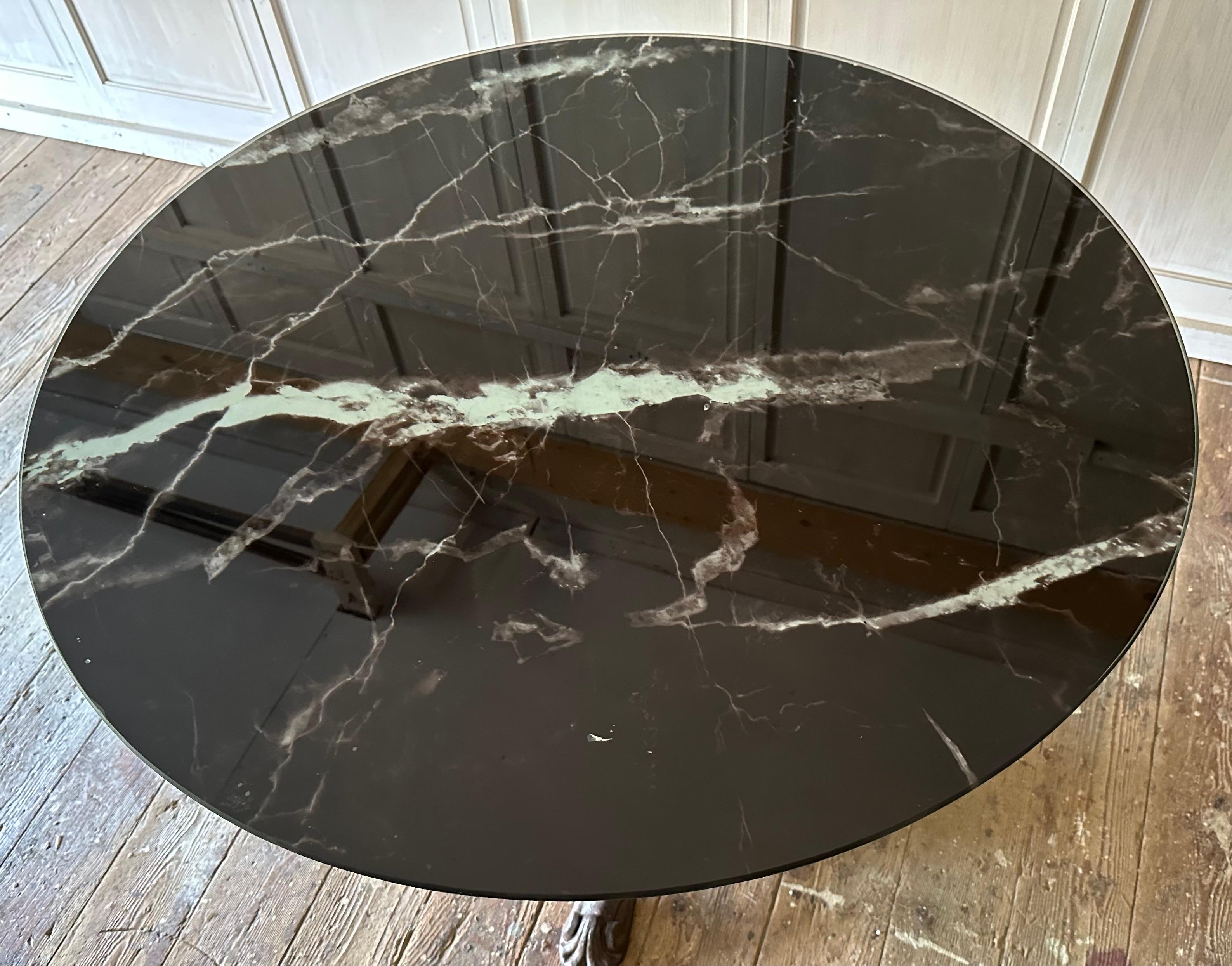 Base de table bistro française ancienne avec plateau en marbre vert Bon état - En vente à Sheffield, MA