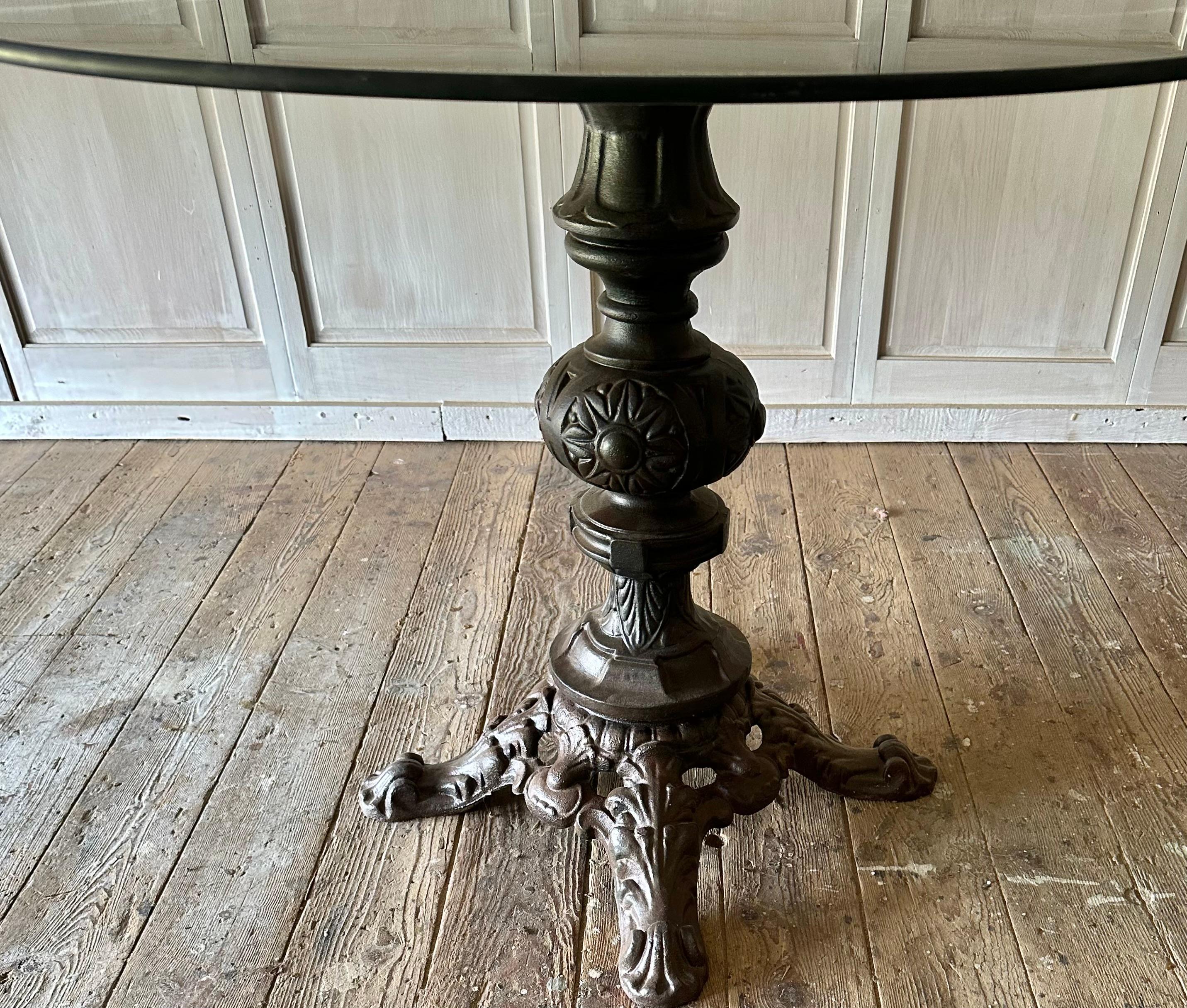 Verre Base de table bistro française ancienne avec plateau en marbre vert en vente
