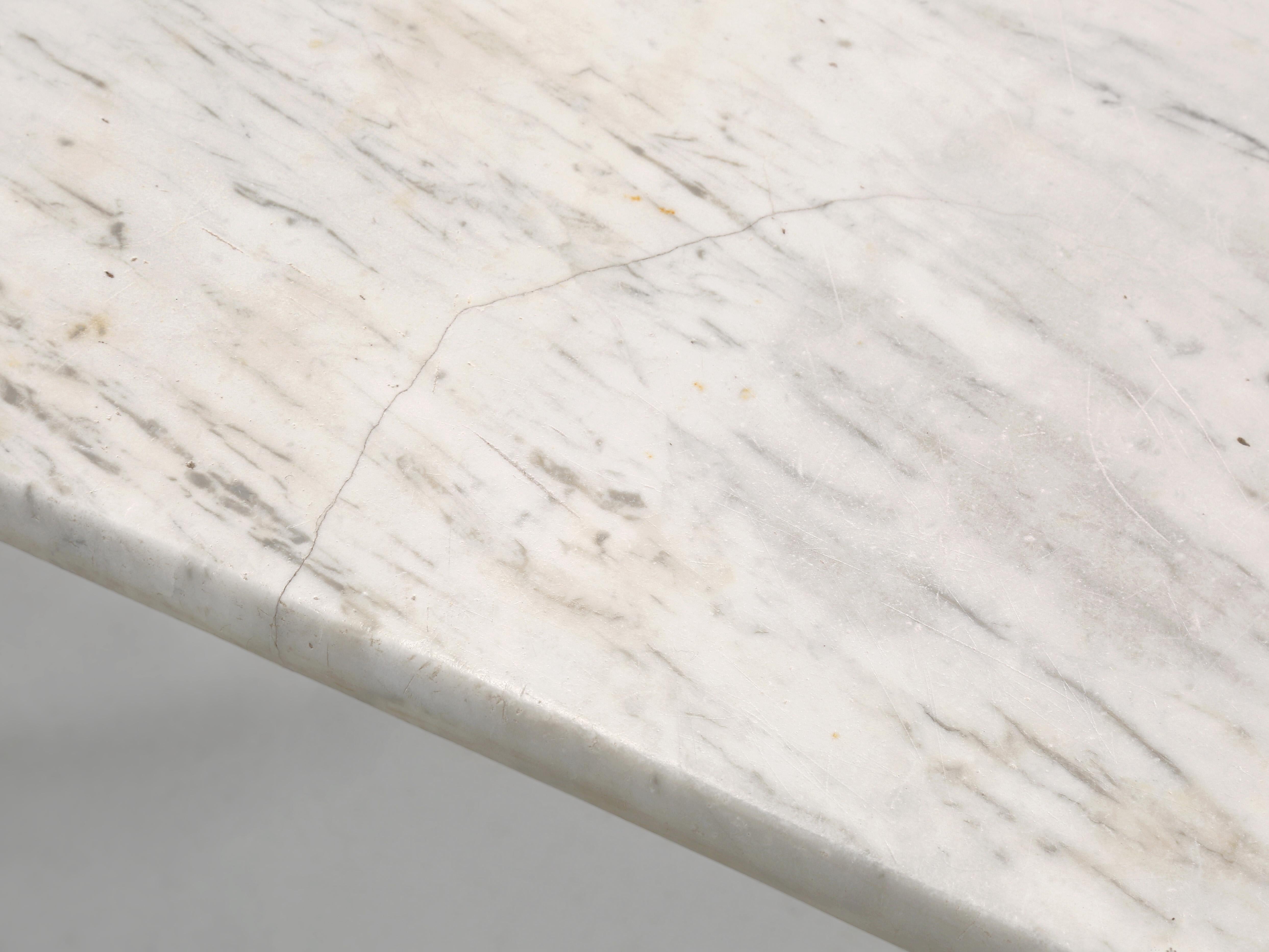 Antique French Bistro Table Base en fonte en peinture ancienne avec un plateau en marbre épais en vente 2