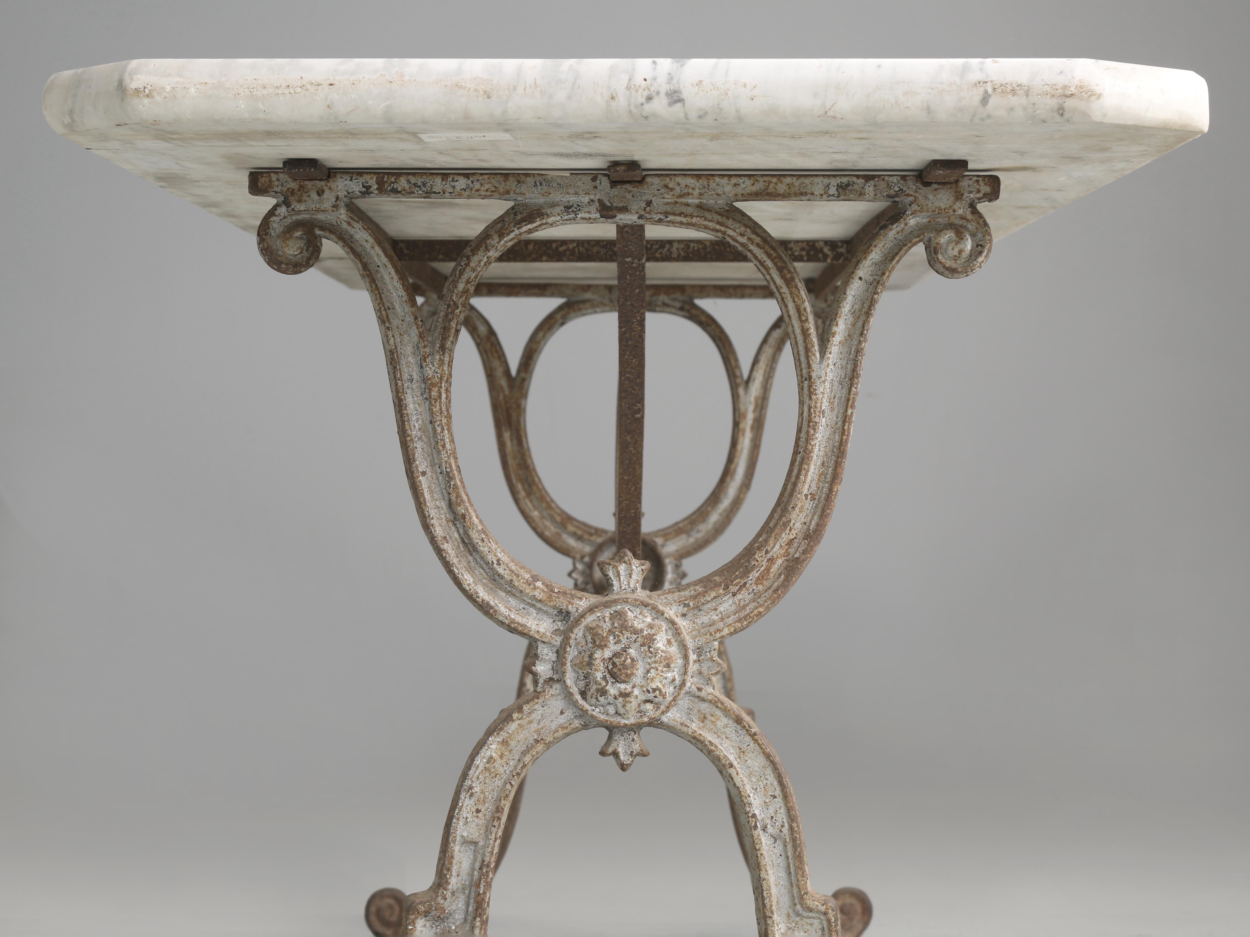Antique French Bistro Table Base en fonte en peinture ancienne avec un plateau en marbre épais en vente 4
