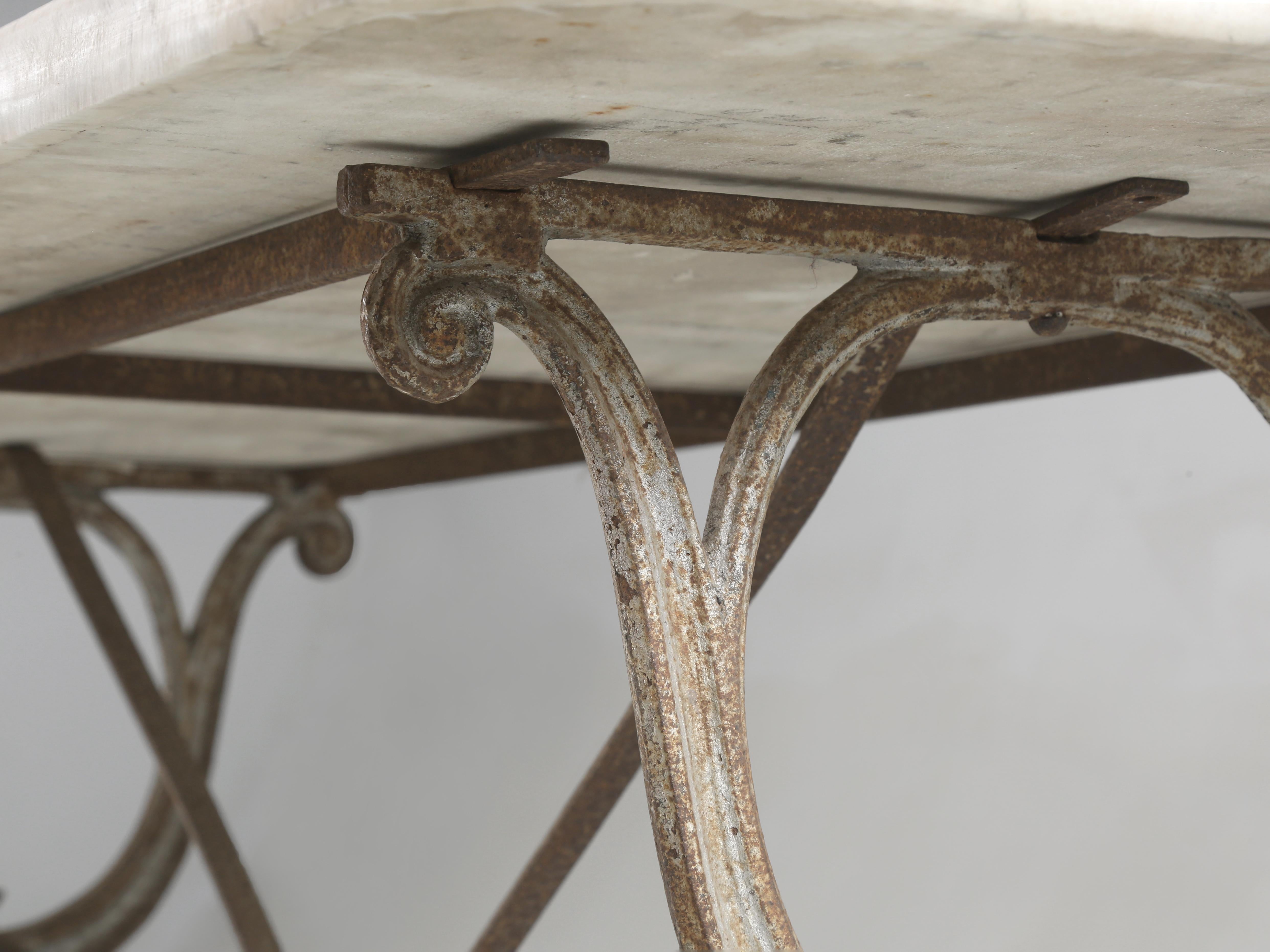 Antique French Bistro Table Base en fonte en peinture ancienne avec un plateau en marbre épais en vente 5
