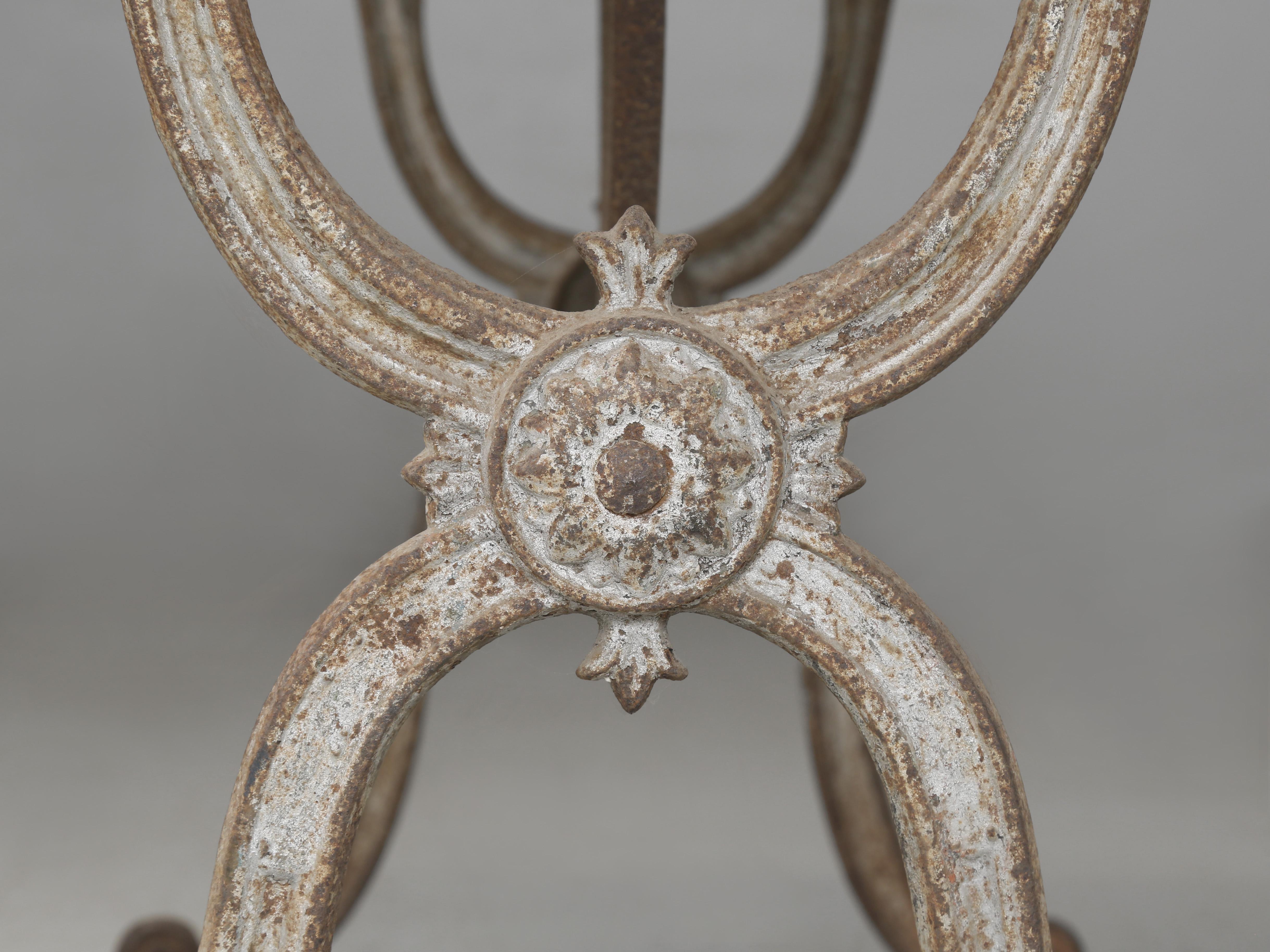 Antique French Bistro Table Base en fonte en peinture ancienne avec un plateau en marbre épais en vente 6