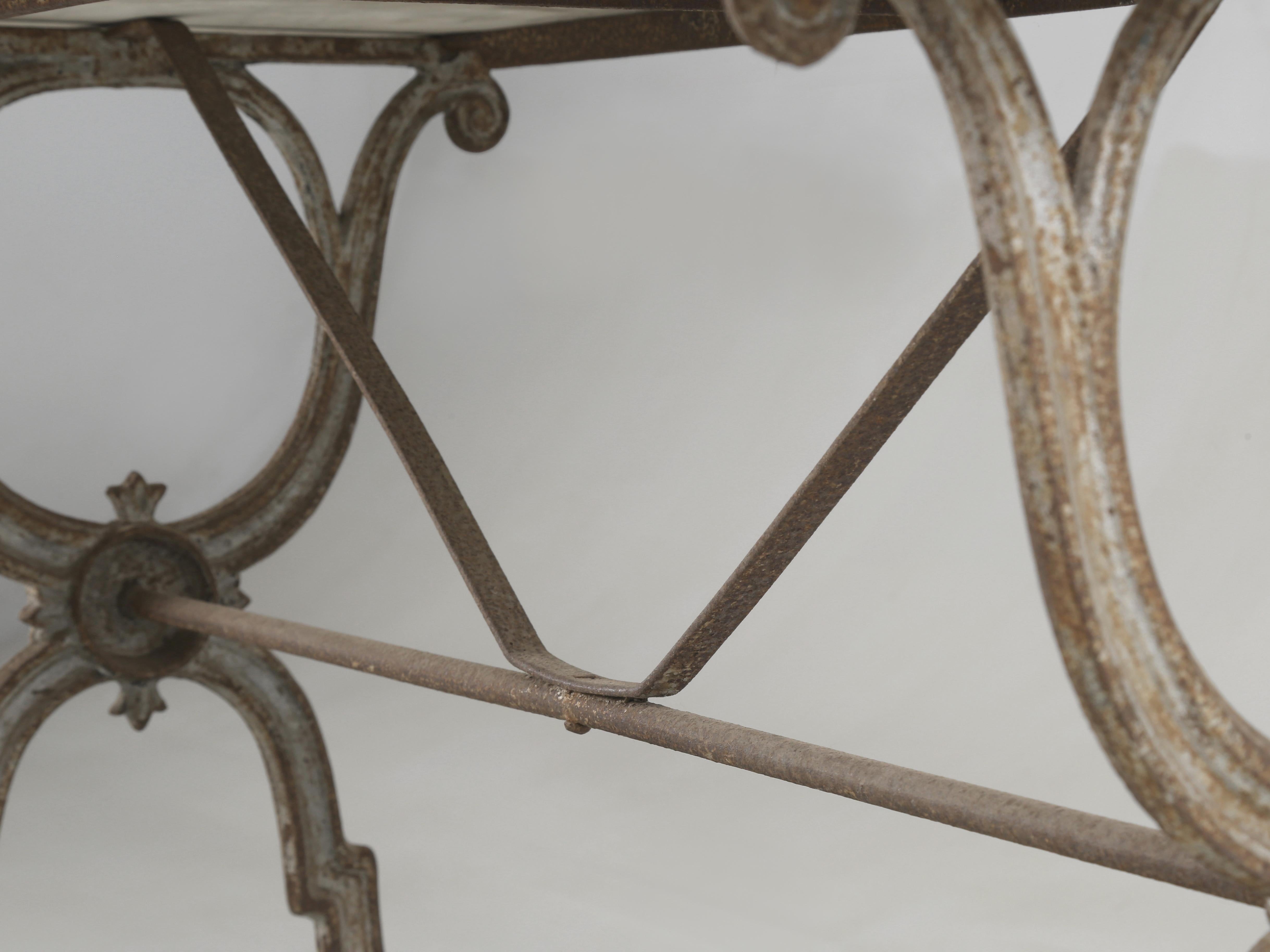 Antique French Bistro Table Base en fonte en peinture ancienne avec un plateau en marbre épais en vente 7