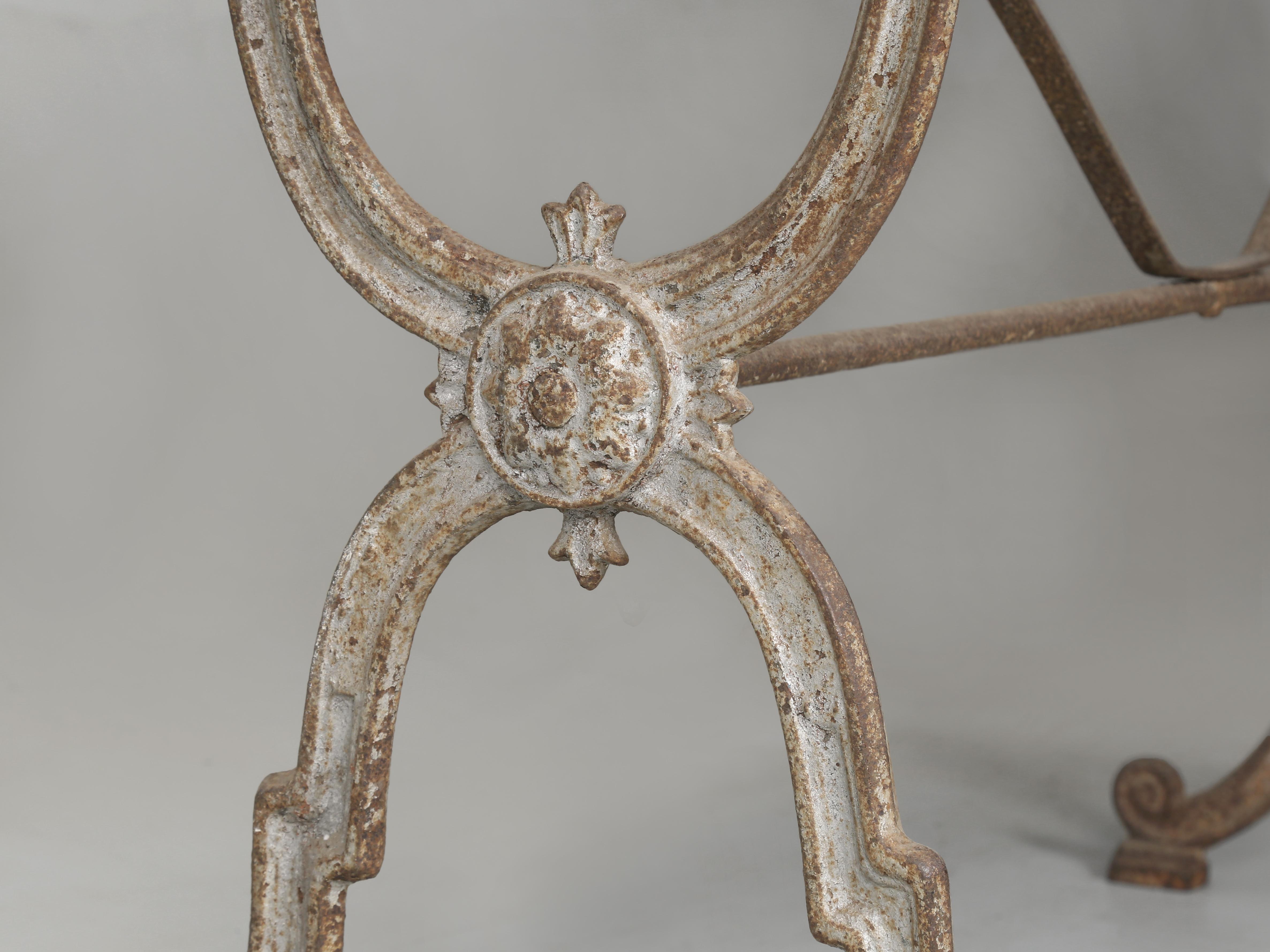 Antique French Bistro Table Base en fonte en peinture ancienne avec un plateau en marbre épais en vente 8