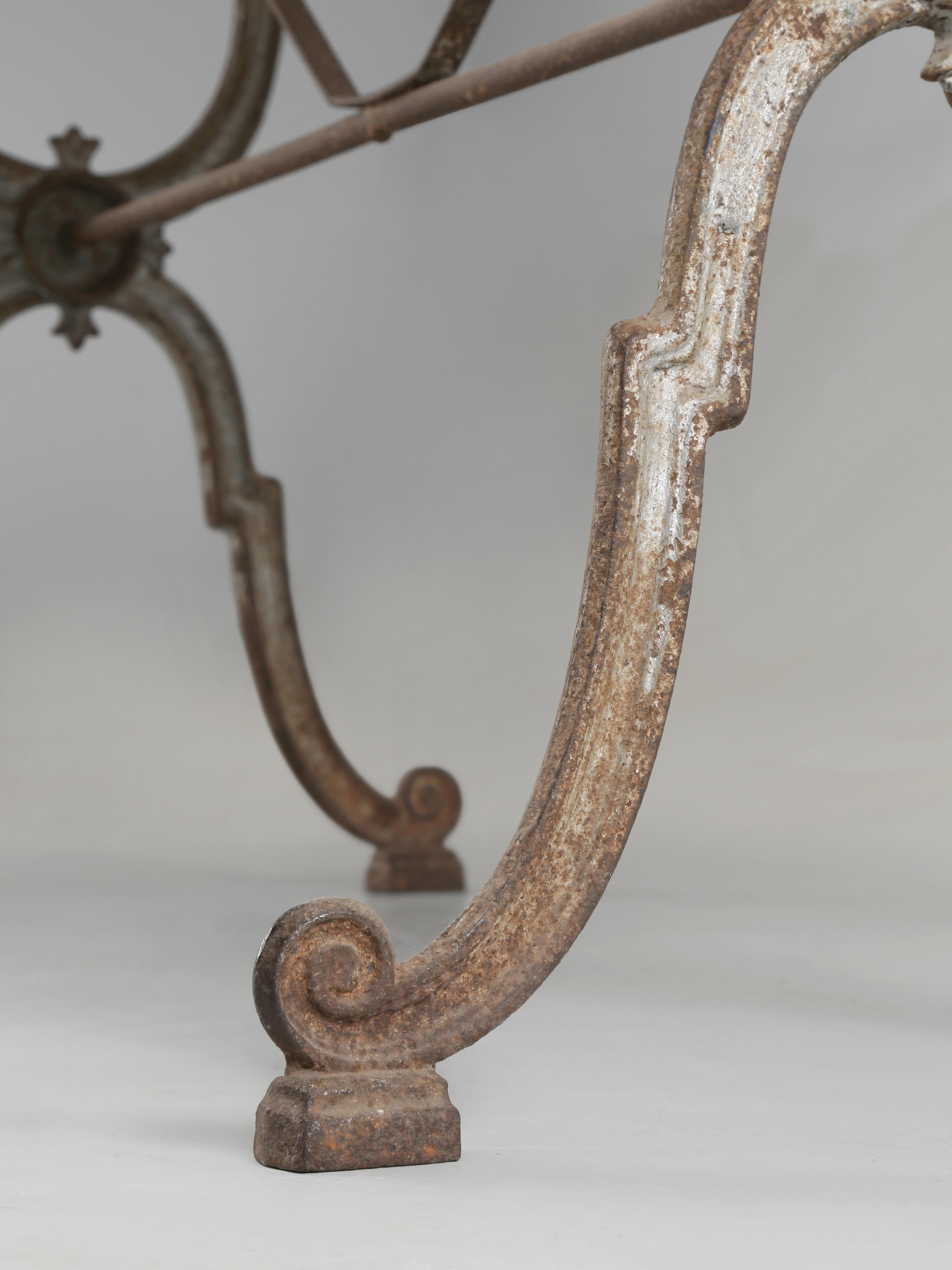 Antique French Bistro Table Base en fonte en peinture ancienne avec un plateau en marbre épais en vente 9